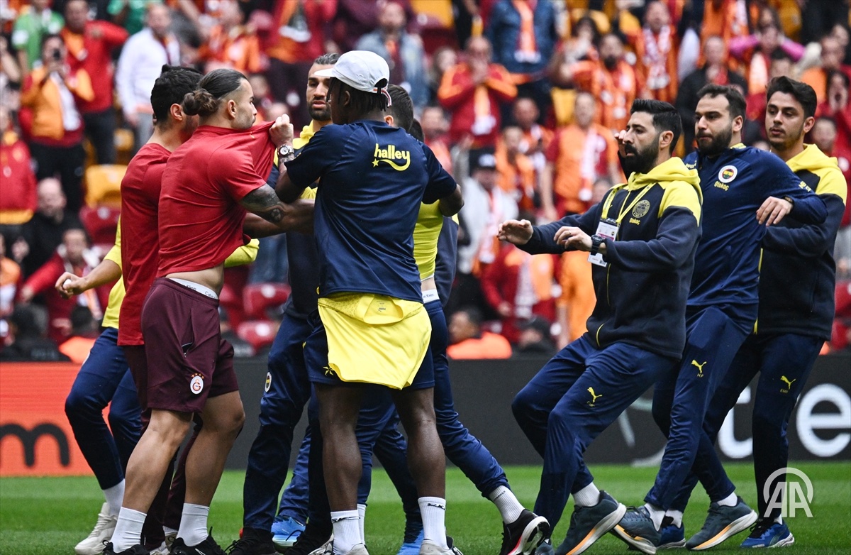 Derbisi öncesi futbolcular arasında kavga çıktı