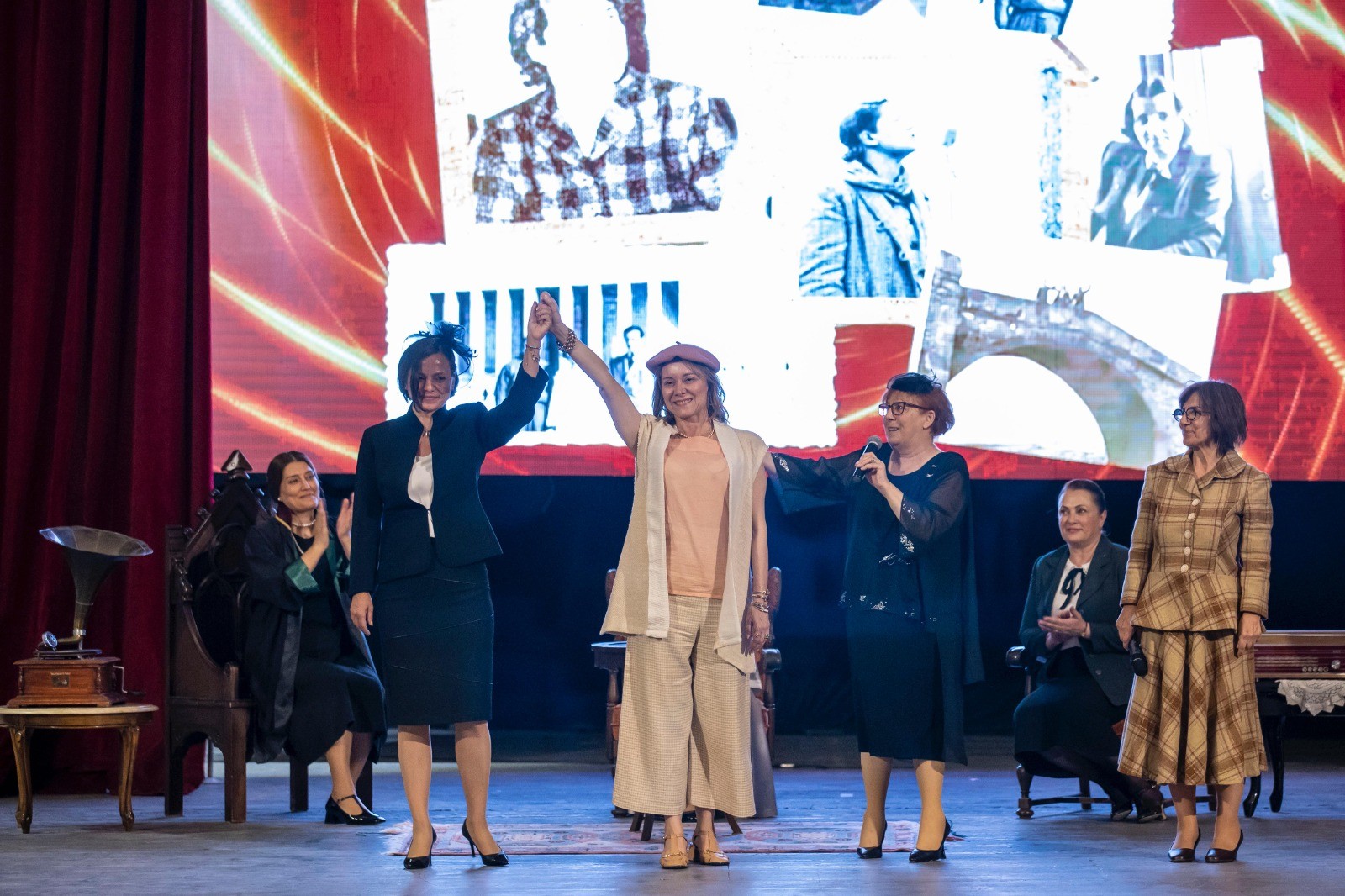 Başkan Mutlu öncü kadınların anıldığı gösteride sahne aldı