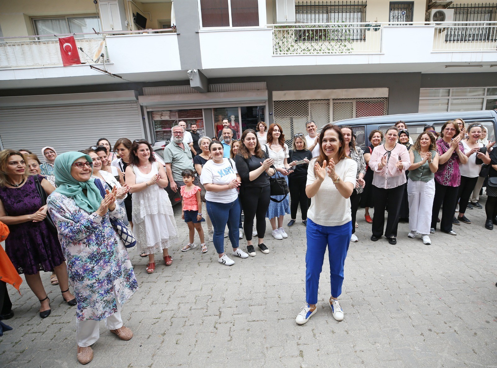 Karşıyakalı kadın kursiyerlerden renkli açılış