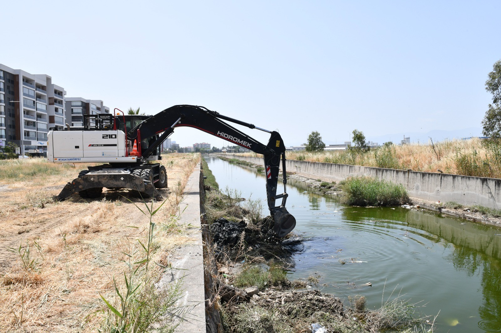 Çiğli'de Detaylı Çevre Temizliği Sürüyor