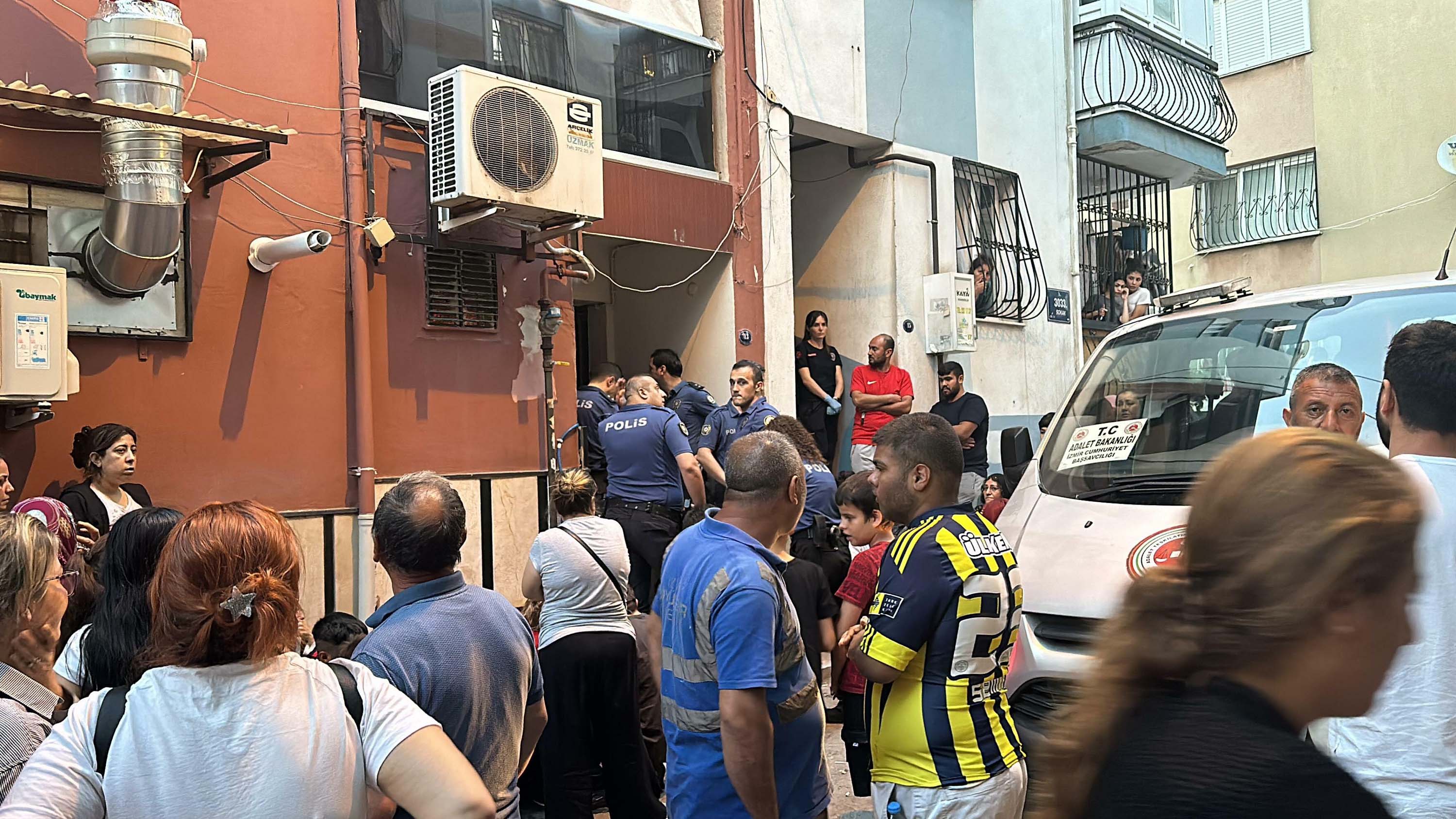 Karabağlar'da, 2 yaşındaki Emircan, odasında elektrik tesisatından çıkan yangında yaşamını yitirdi