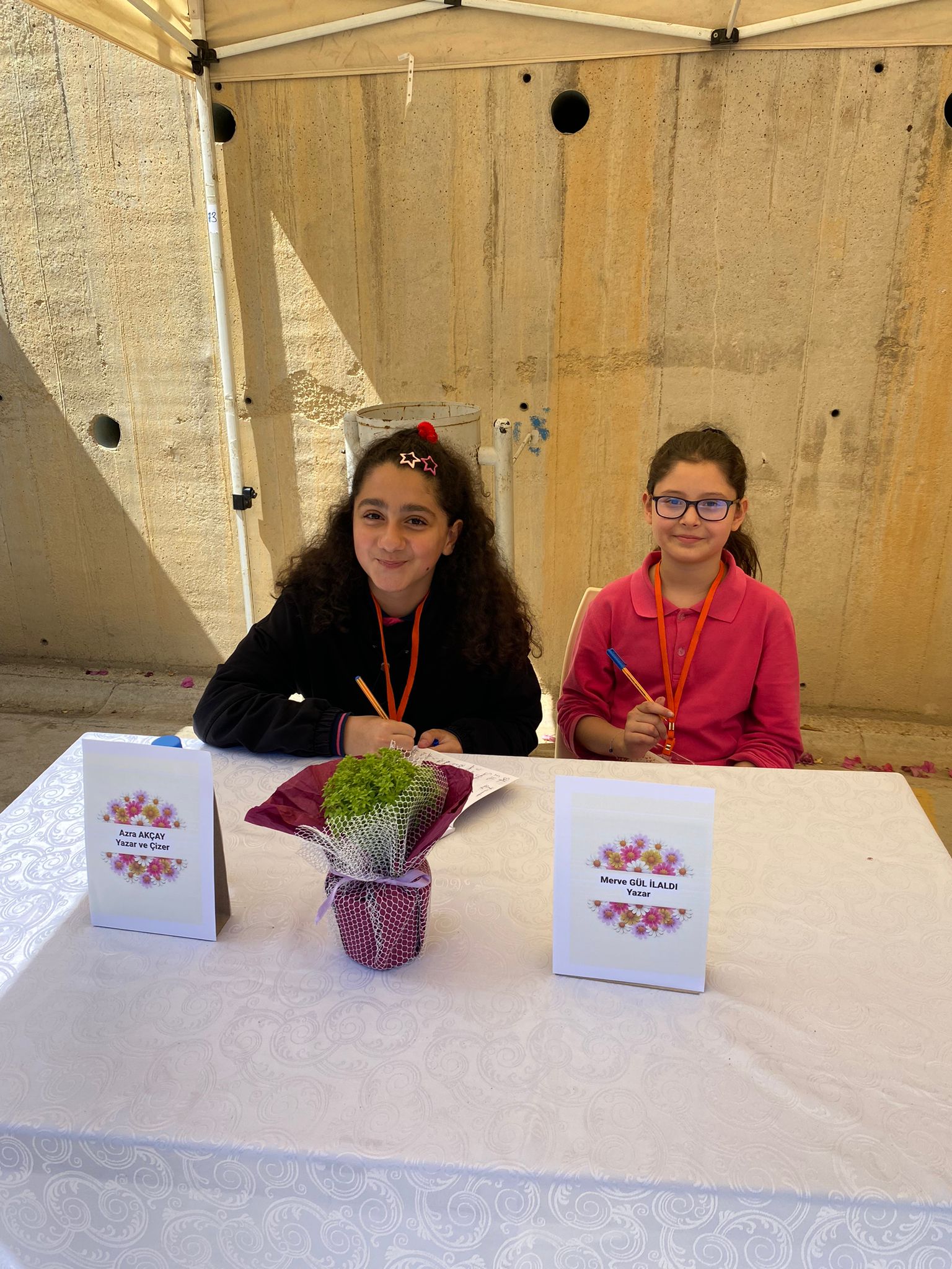 15 TEMMUZ ŞEHİTLERİ KIZ ANADOLU İMAM HATİP LİSESİ FEN VE SOSYAL BİLİMLER PROJE OKULU'NDA FESLEĞENLERDEN ÖYKÜLER KİTABININ İMZA GÜNÜ HEYECANI