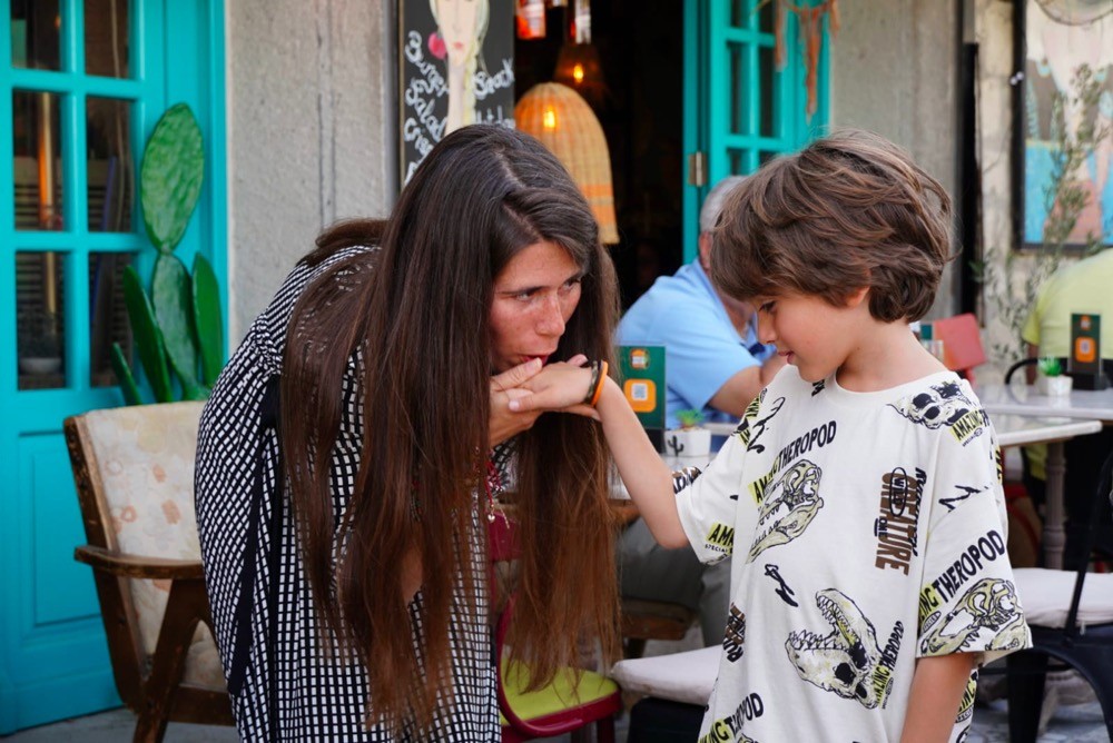 ÇEŞME’DE MAHALLE ZİYARETLERİ HIZ KESMEDEN DEVAM EDİYOR…