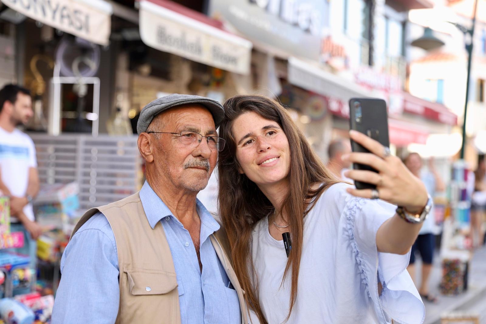 Başkan Denizli’den Çeşme Çarşı'da esnaf ve vatandaş ziyareti