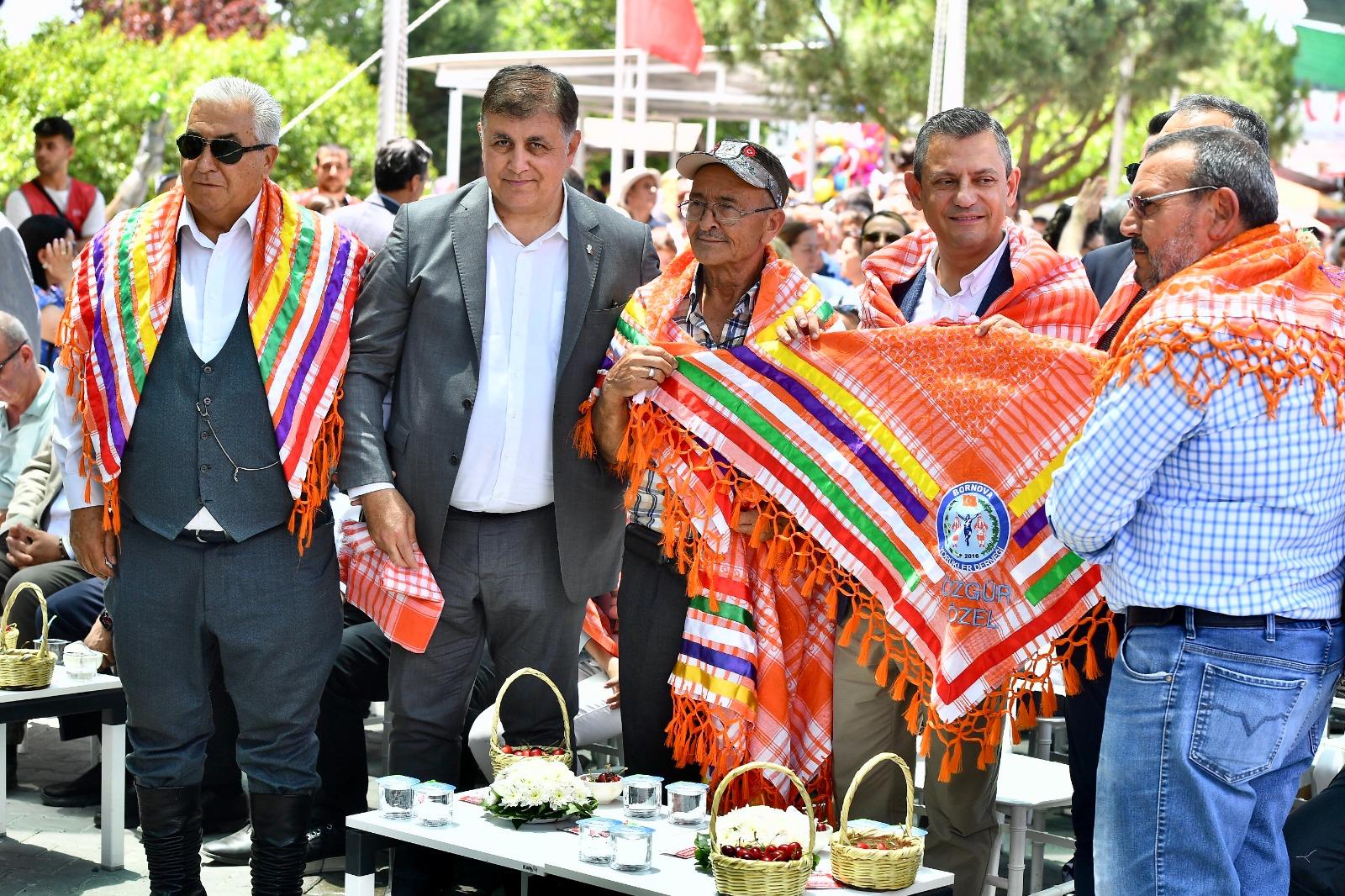 CHP Genel Başkanı Özgür Özel, Bornova Kiraz Festivali'nde konuştu: "İzmir ikinci memleketim"
