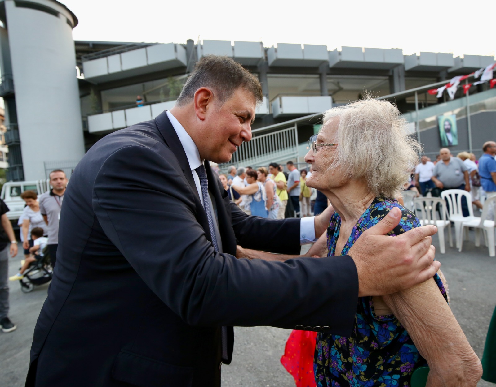 İzmir’de emeklilere su faturası, market ve kira desteği