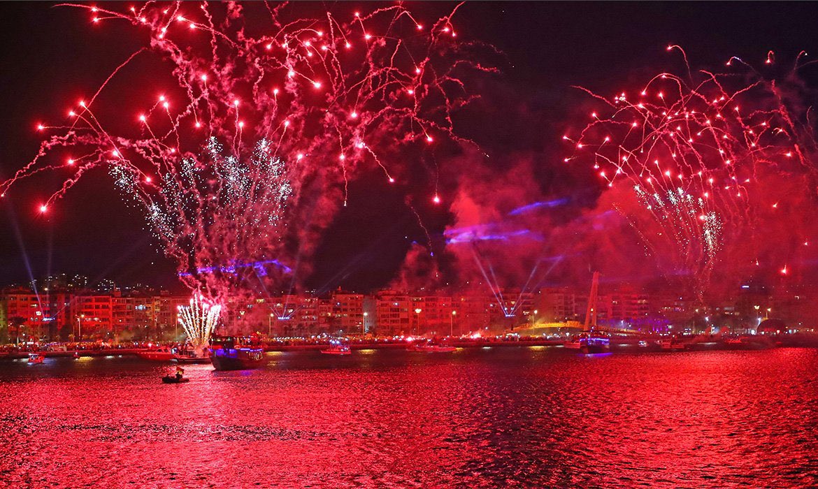 Göz-Göz 99 yaşında! İzmir'de yer sarı-gök kırmızı!