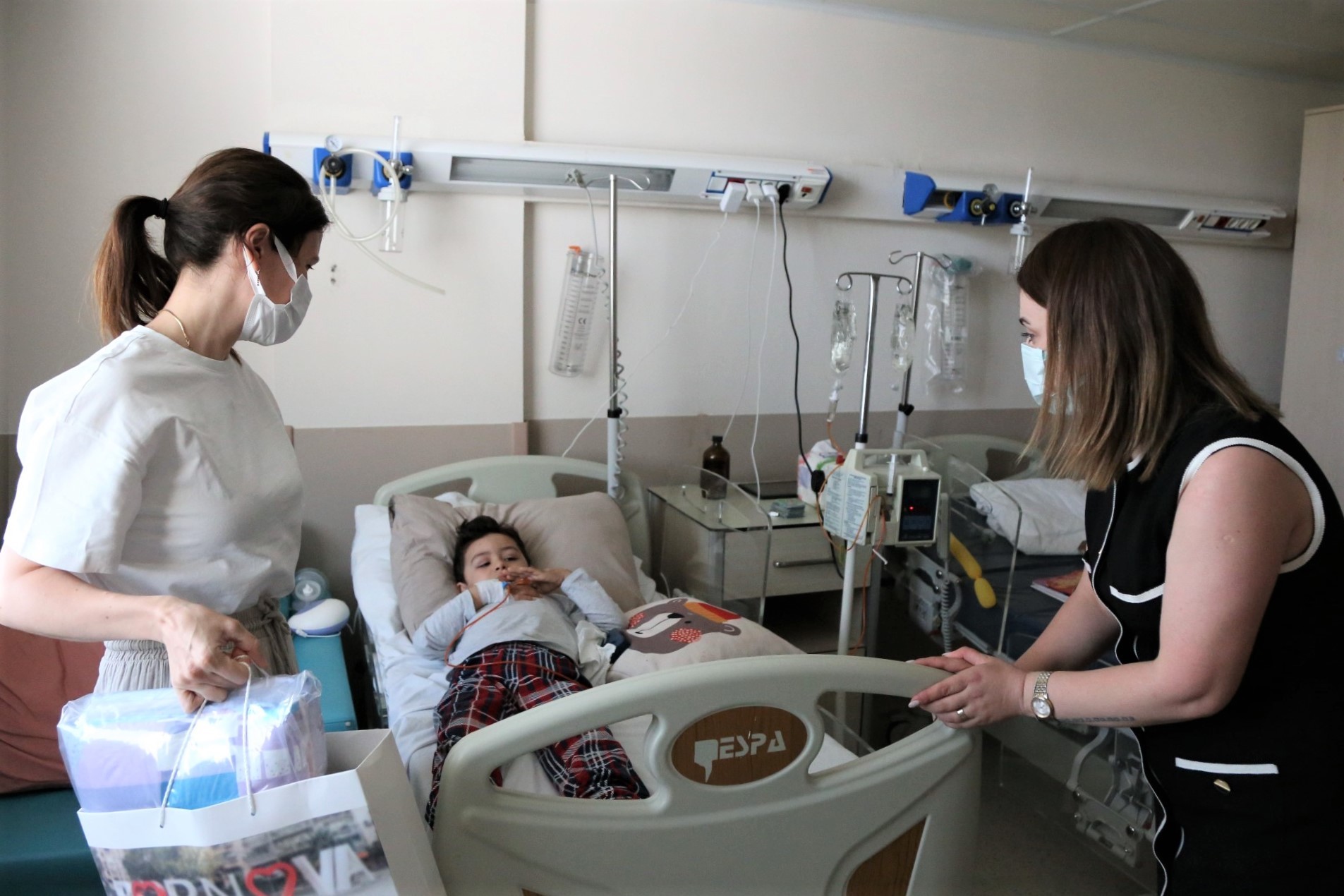 Çocuk hastalara moral ziyareti