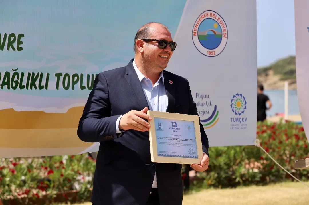 Menderes’te Mavi Bayraklar Dalgalanıyor