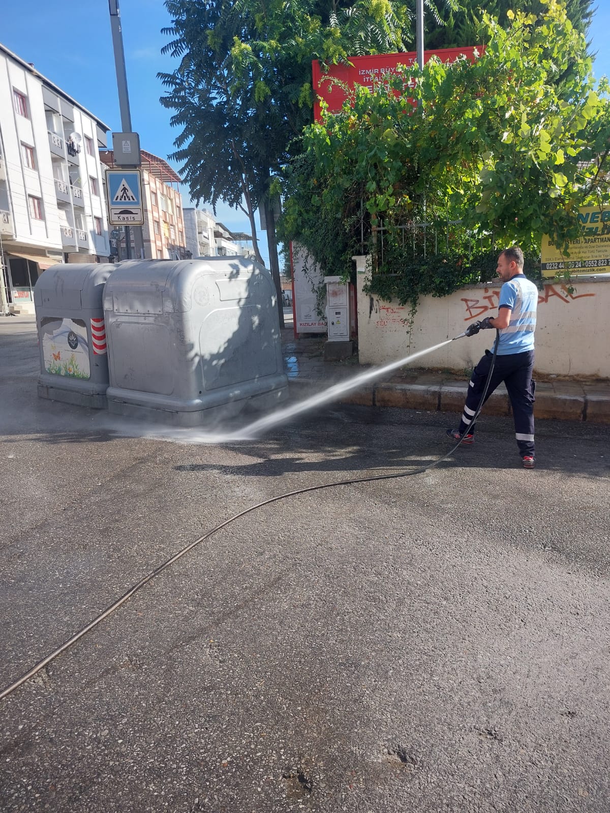 Karabağlar’da gece gündüz temizlik mesaisi