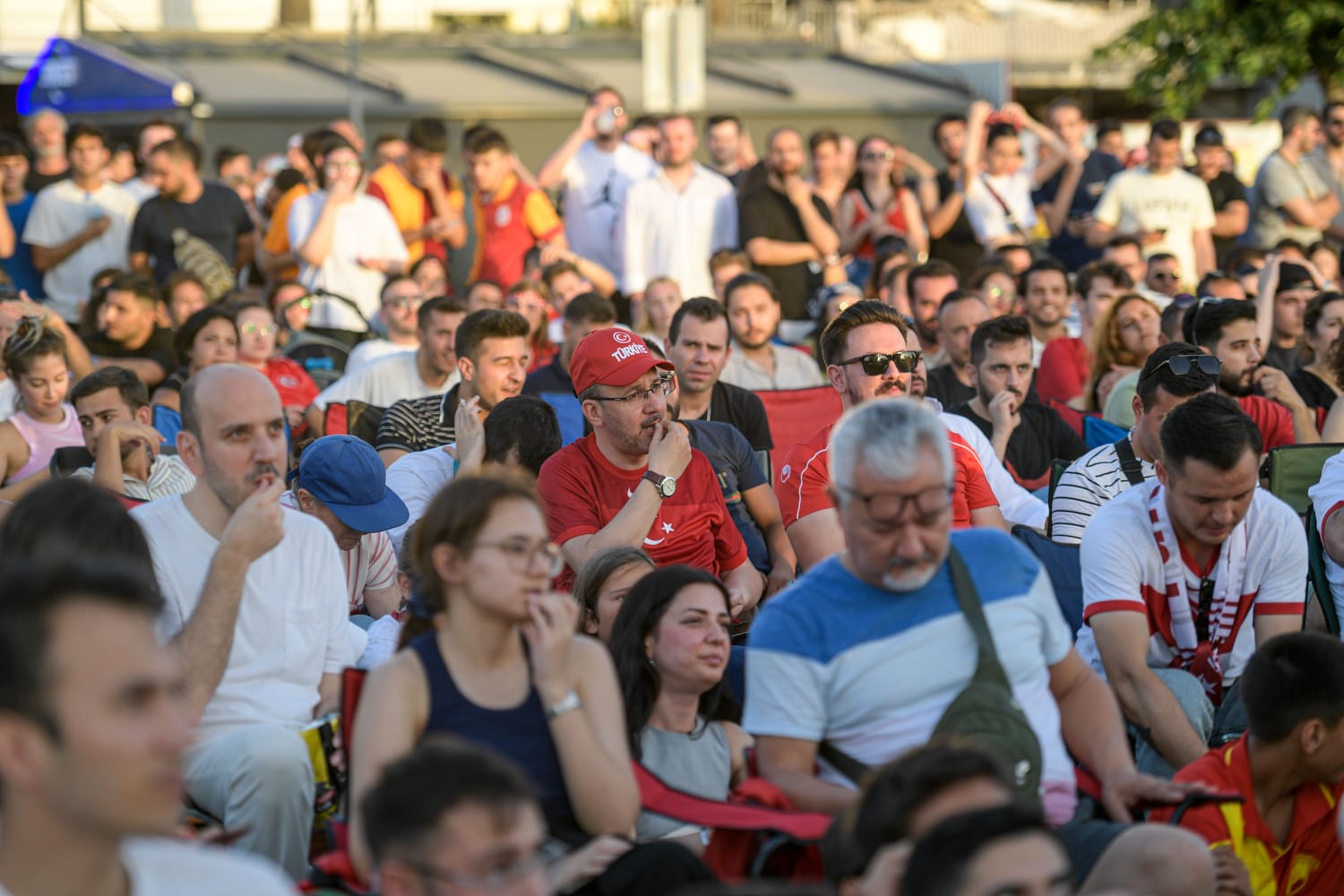 İzmirliler milli heyecanı  dev ekranların karşısında yaşadı