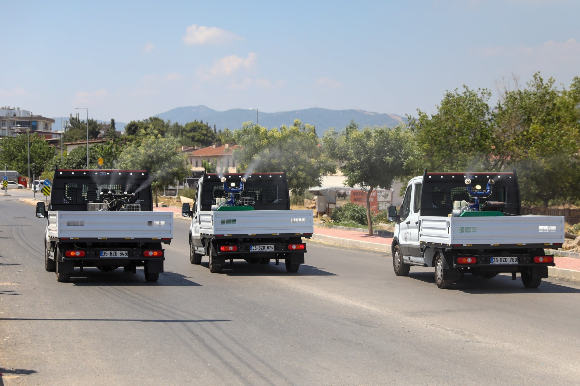 BUCA'DA İLAÇLAMA SON HIZLA DEVAM EDİYOR