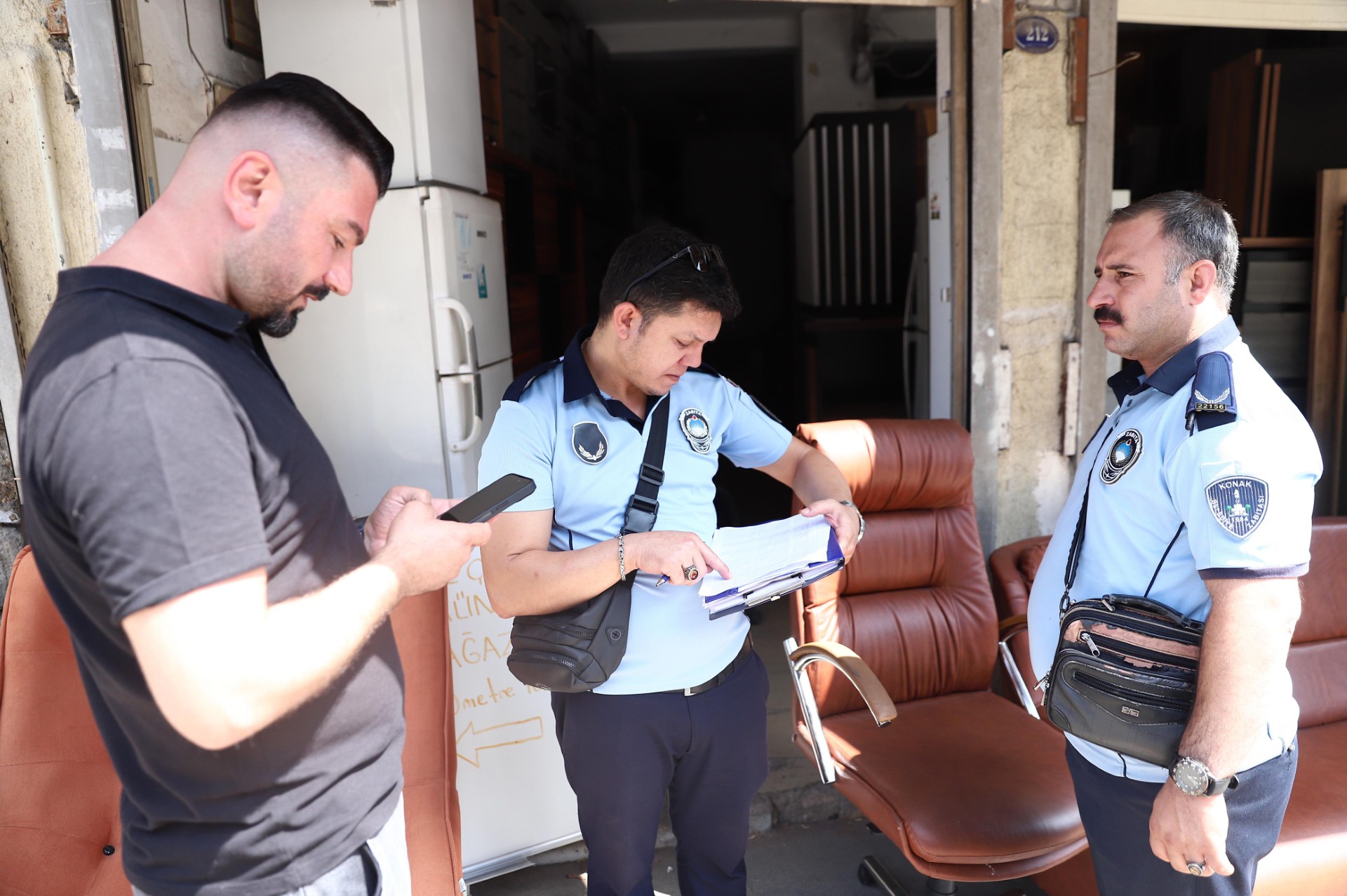 Konak zabıtasından İkiçeşmelik'te sıkı denetim