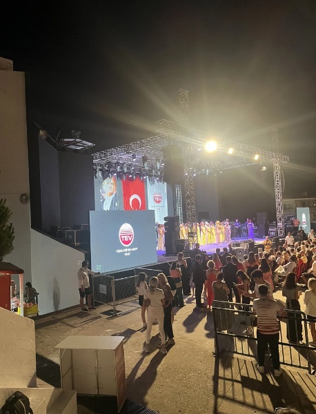 Yunan şarkıcı Atatürk posteri var diye sahneye çıkmadı: Lal Denizli ateş püskürdü!