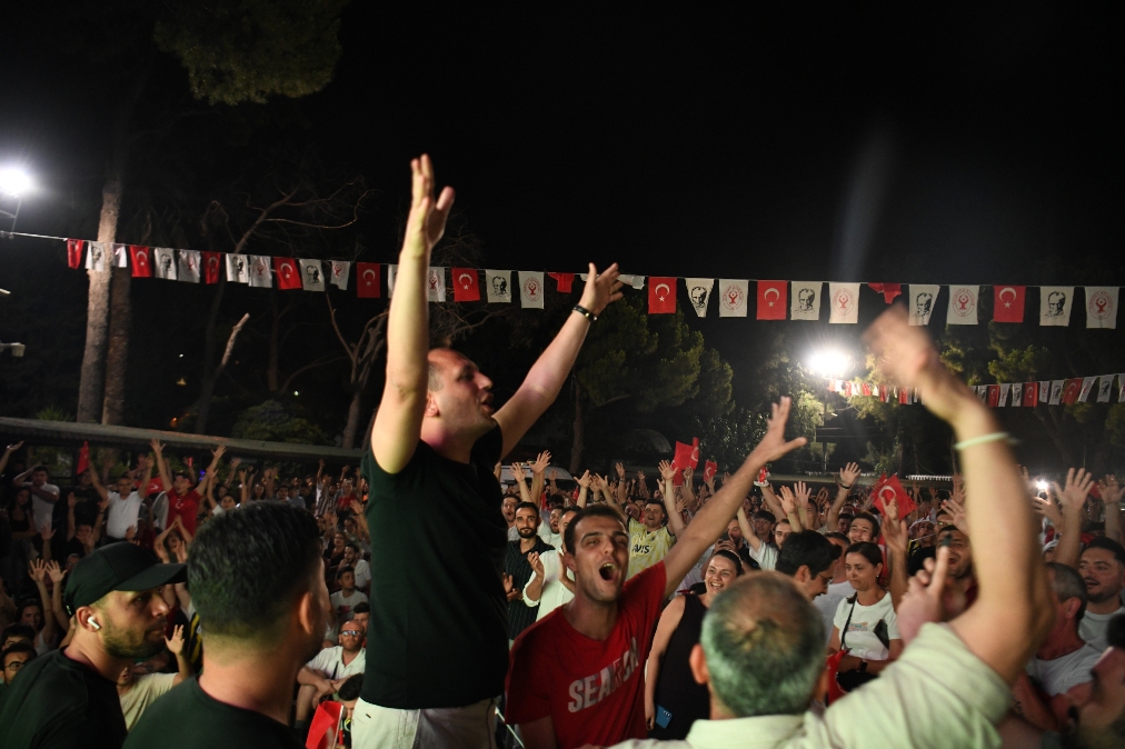 Bornova'da yarı final için dev ekran kuruluyor