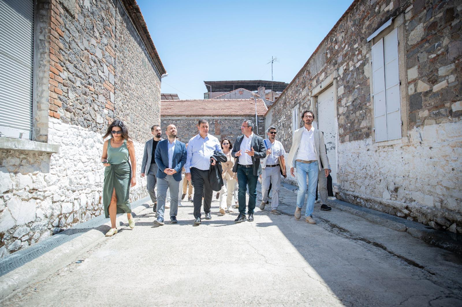 Başkan Tugay ve Mahir Polat tarihi Basmane semtinde incelemelerde bulundu