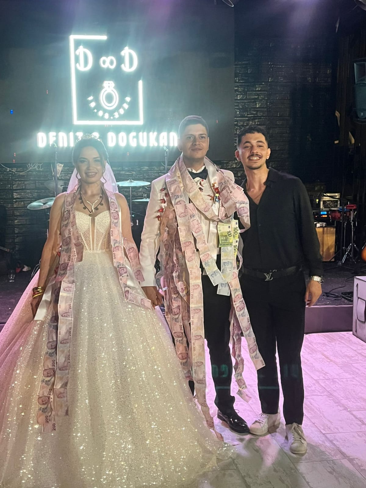 Uslu ve Akdeniz ailelerinin mutlu günü : Deniz ve Doğukan dünya evine girdi