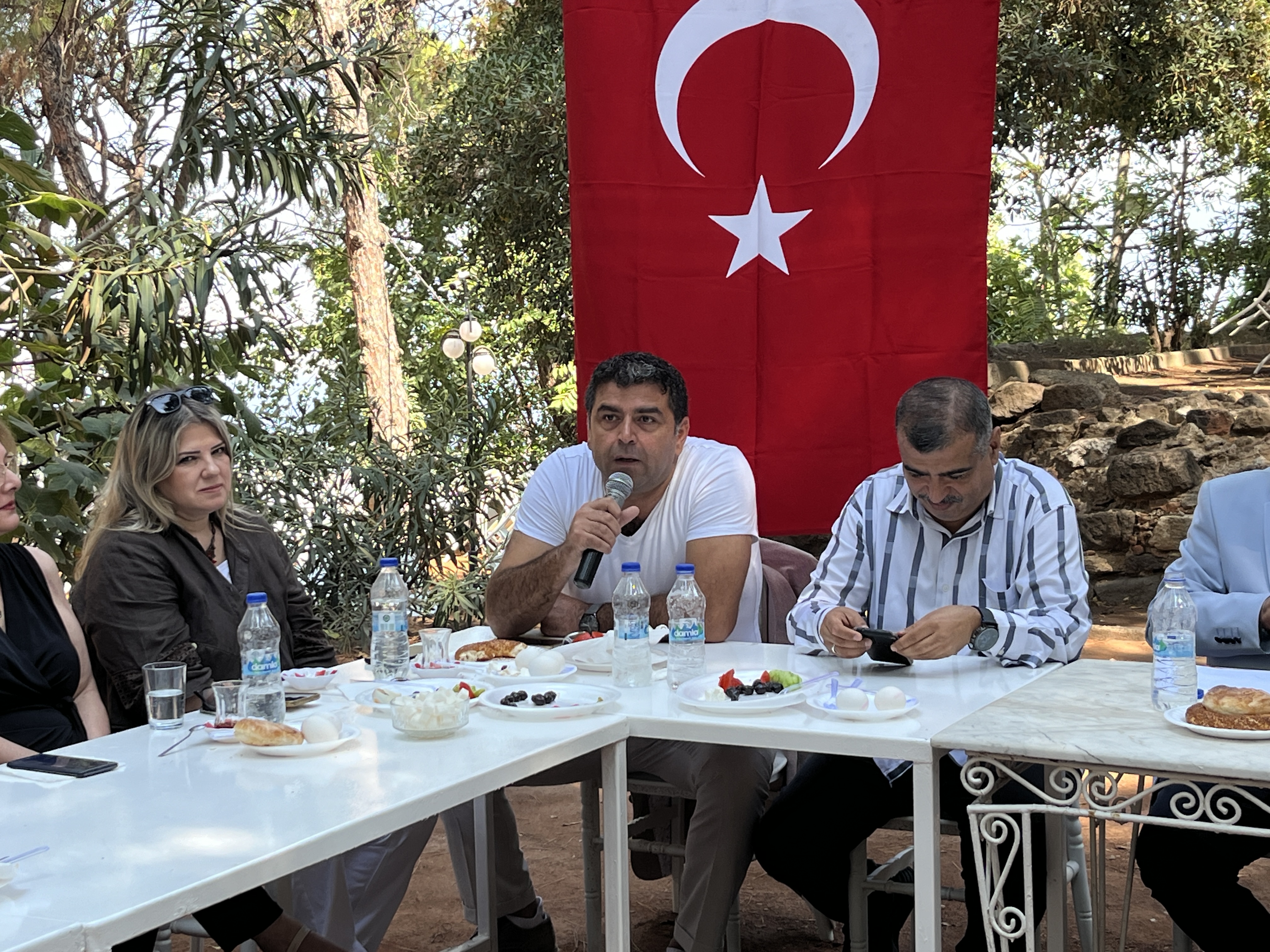 Kadifekale Yaşatma ve Kalkındırma Derneği Genel Kurul toplantısı gerçekleşti: Salih Erkek güven tazeledi