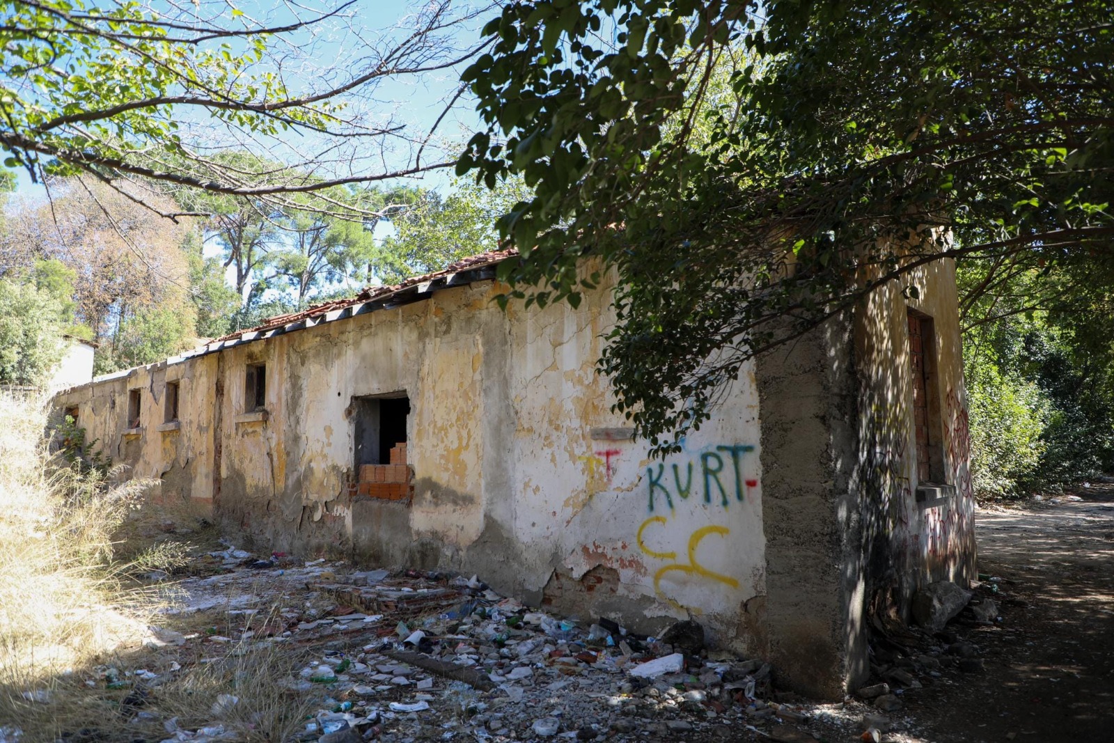 Buca’da metruk binalar tek tek yıkılıyor