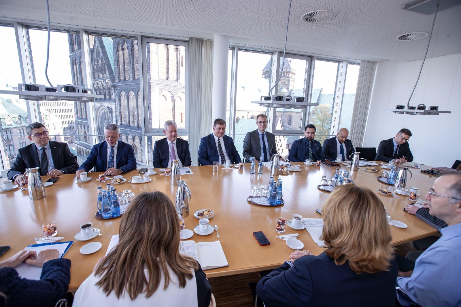 Başkan Tugay ve İzmir heyeti Almanya’da önemli temaslarda bulundu