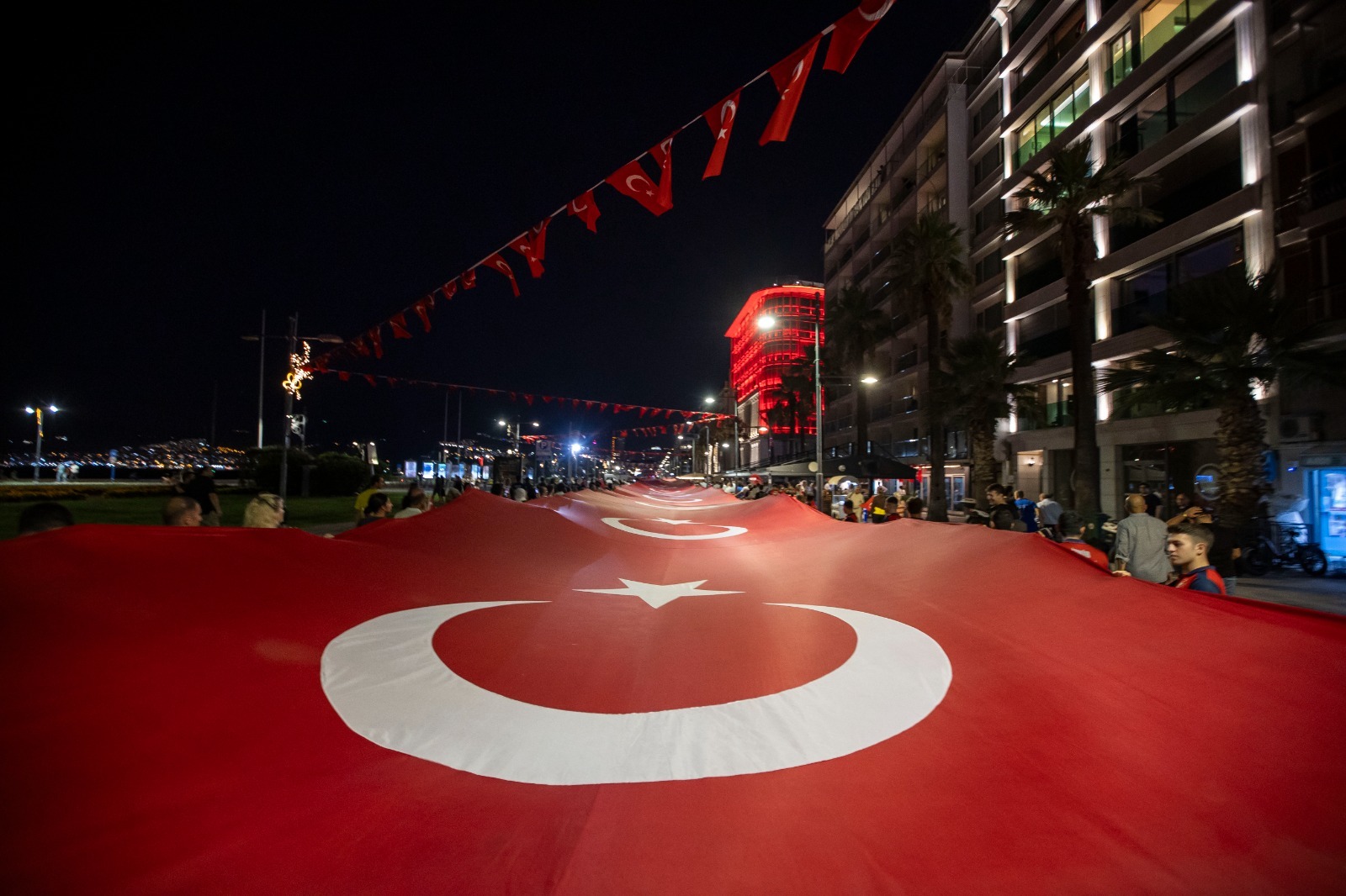 Tüm İzmir Cumhuriyet coşkusuna davetli: “350 metrelik dev Türk bayrağı”