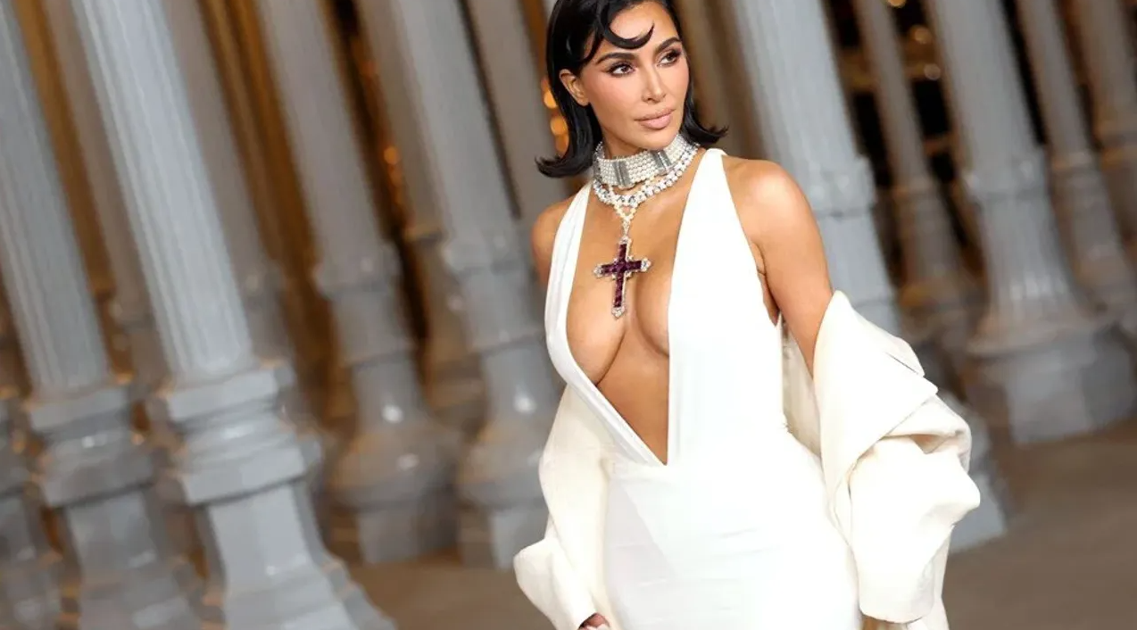 Kim Kardashian, Prenses'in kolyesini taktı!