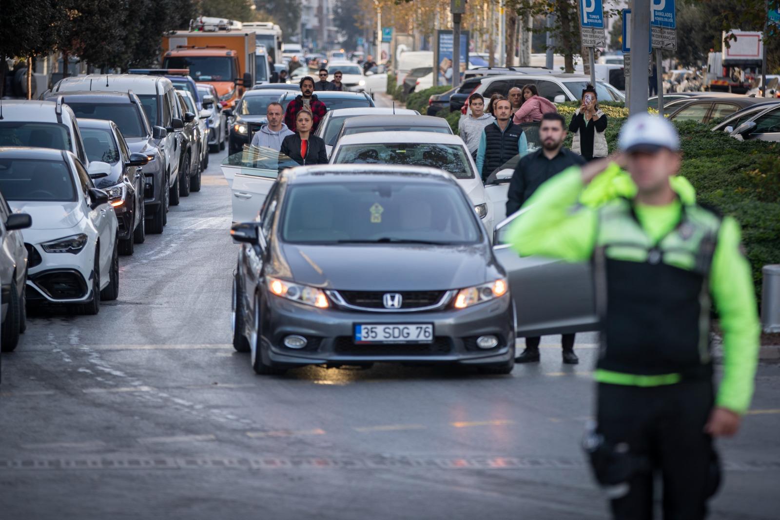 İzmir Ata'sını Saygıyla Andı:  86. Yılda Tek Yürek