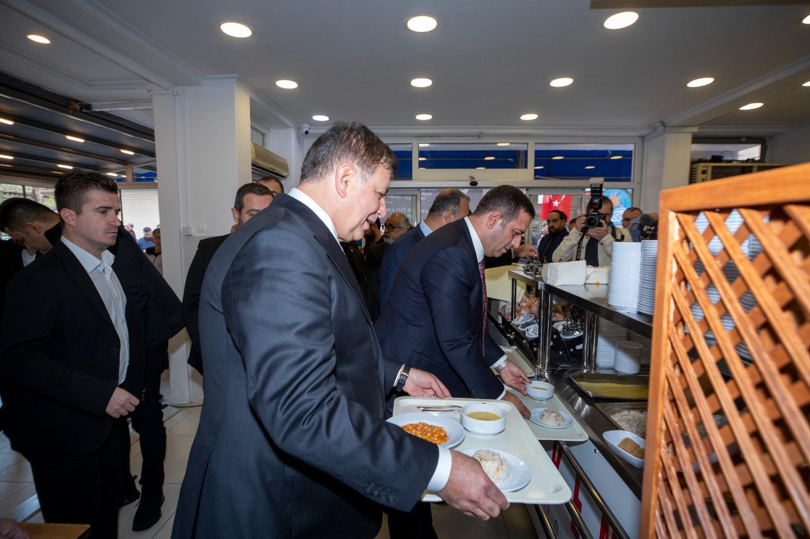 Başkan Tugay Atatürk için düzenlenen hayır yemeğine katıldı