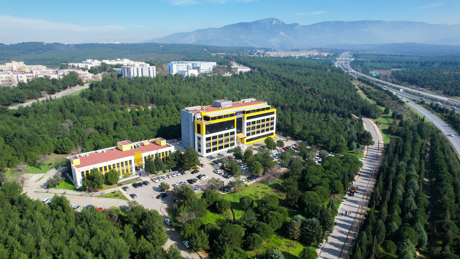 DEÜ’DEN ÖRNEK PROJE: TİRE KIRTEPE İLKOKULU YENİLENİYOR