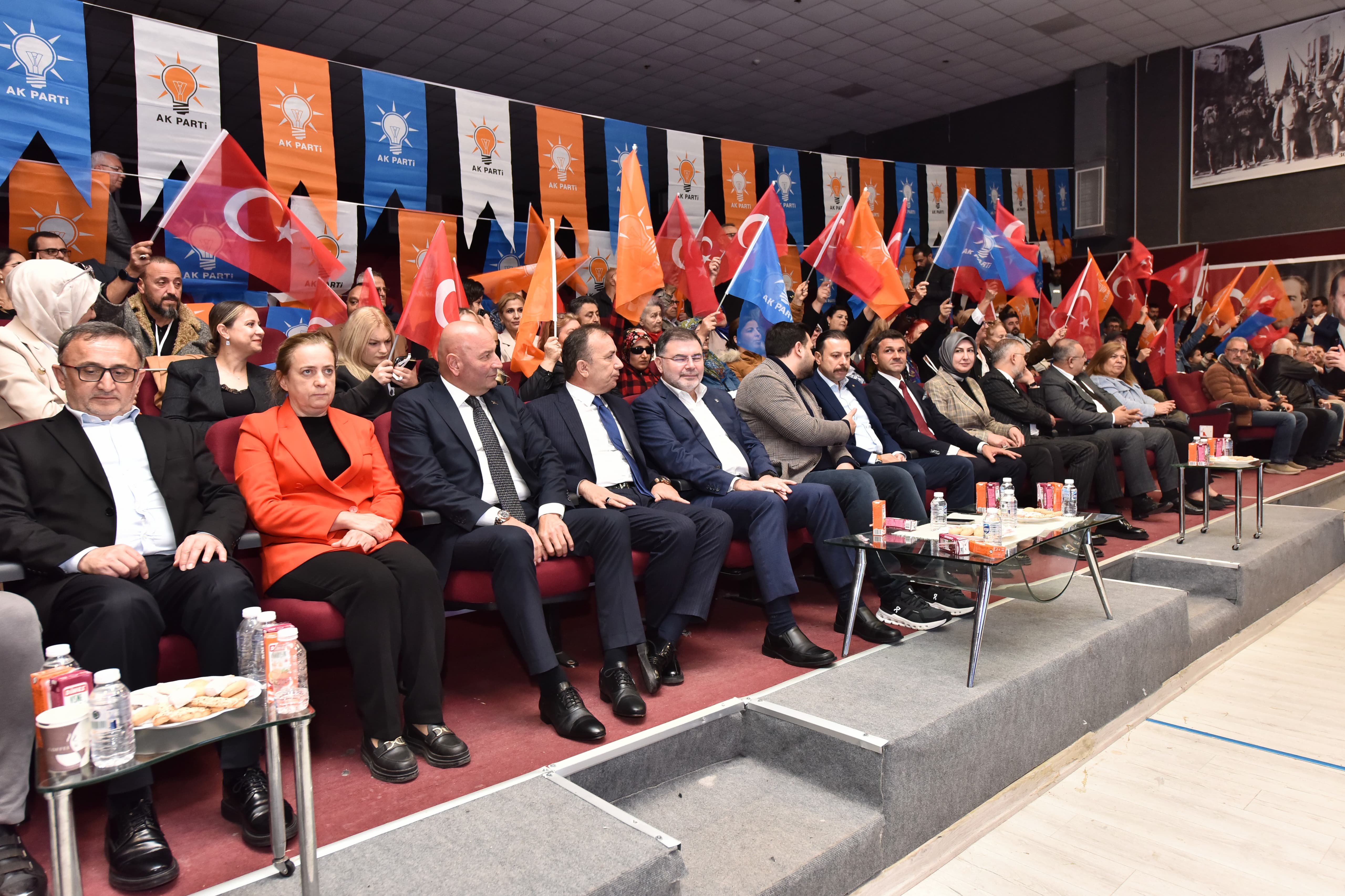 AK Parti Urla kongresinden mesaj seli!