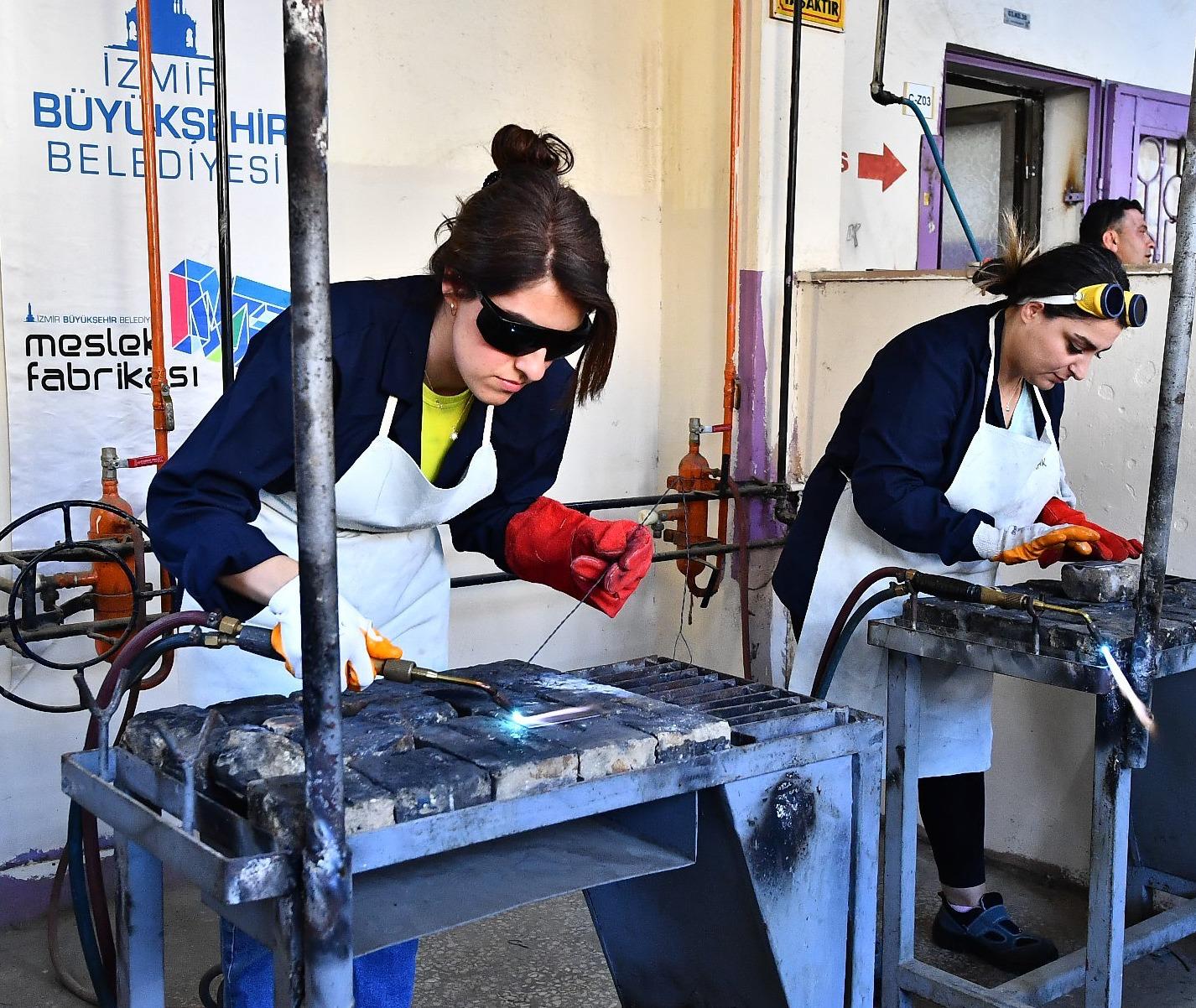 İzmir Büyükşehir Belediyesi bir yılda 20 milyar liranın üzerinde yatırım yaptı