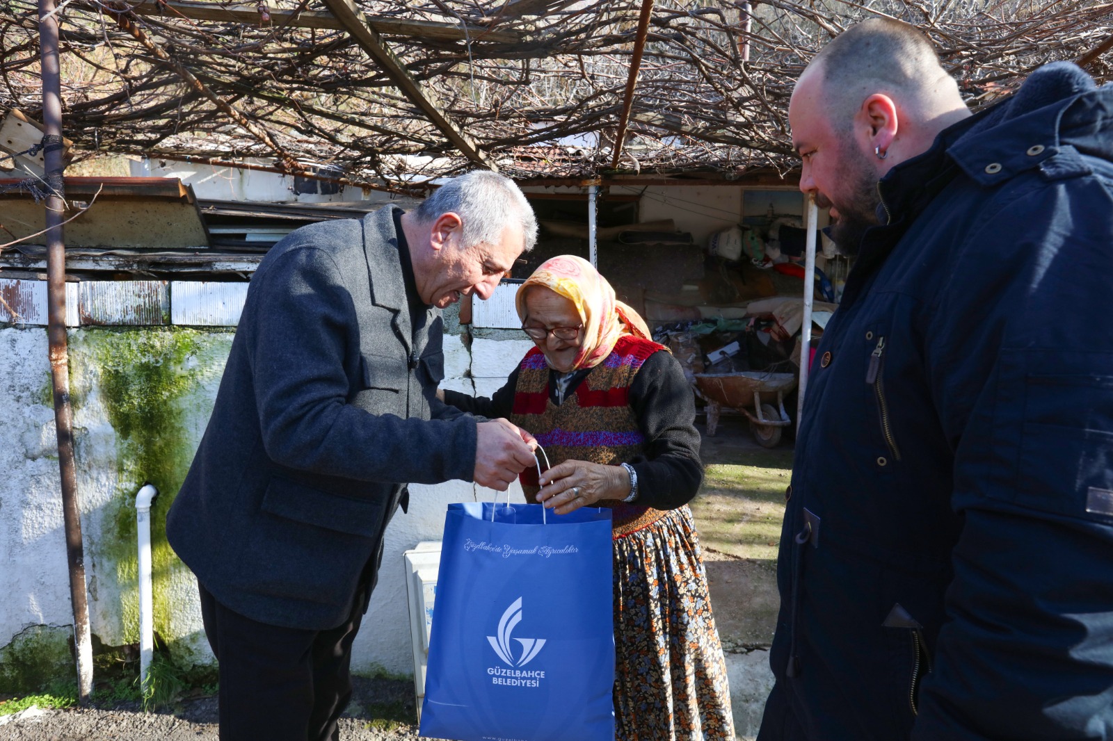 Yeni yıl pastası ve sepeti Başkan Günay'dan