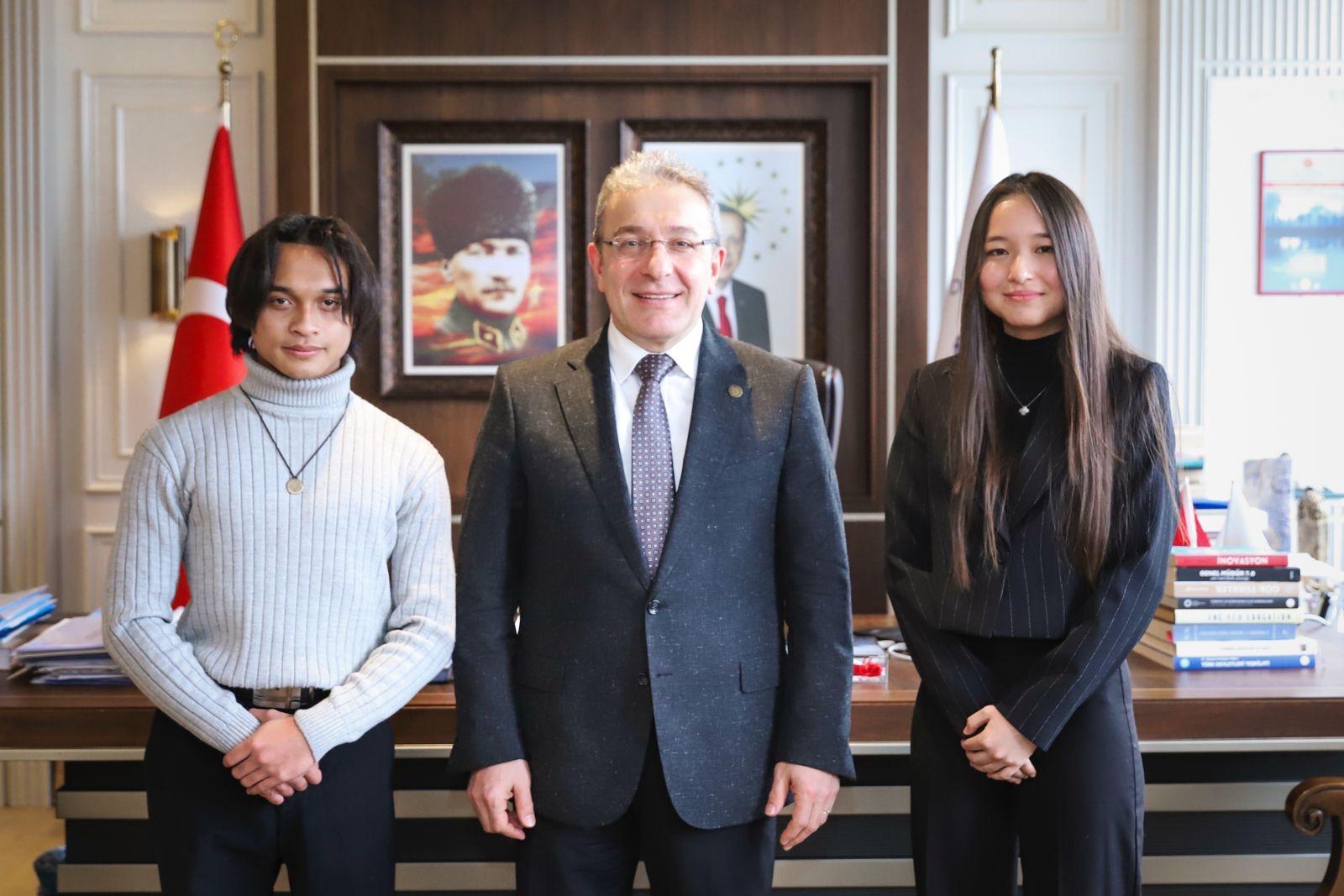 DEÜ ÖĞRENCİLERİNDEN ULUSLARARASI BAŞARI: "AKLIMA BİR FİKİR GELDİ" YARIŞMASINDA ÇİFTE ÖDÜL