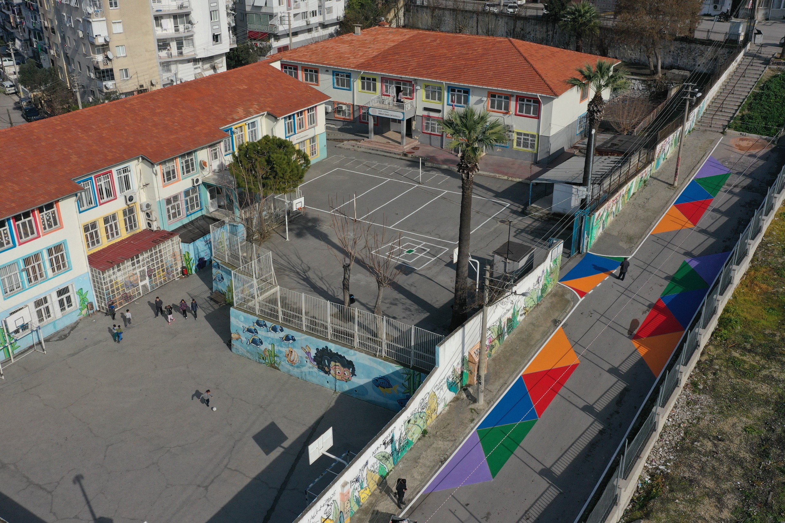 Konak’ın okul yollarına yaya güvenliği için renkli dokunuş