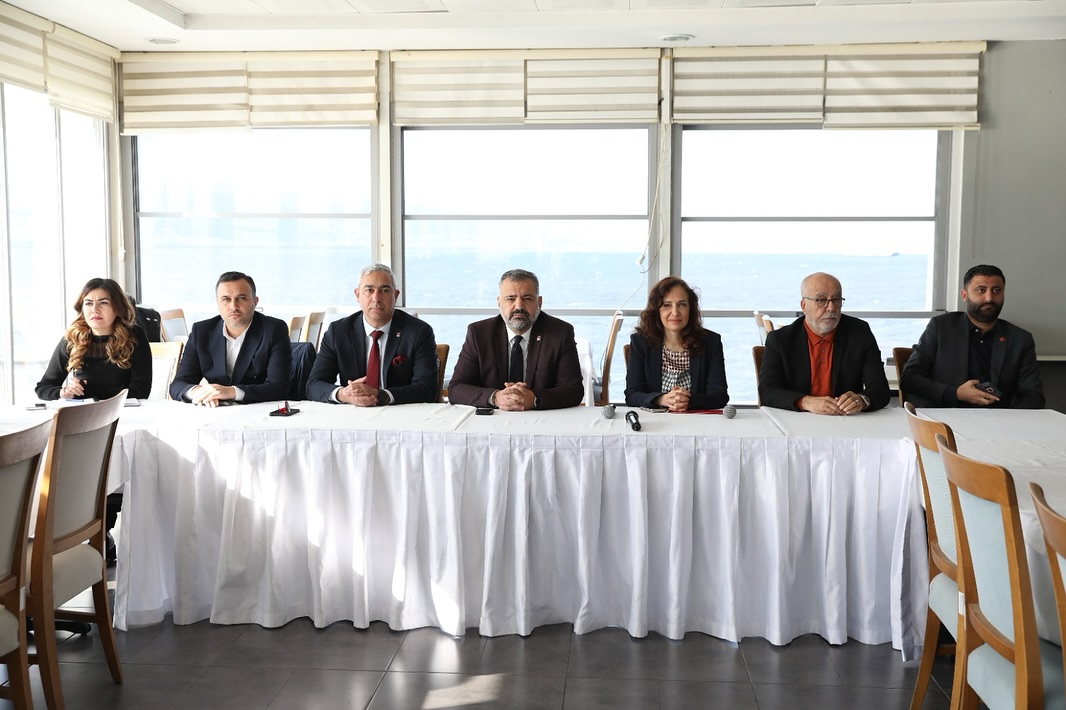 Aslanoğlu ilçe başkanlarıyla bir araya geldi: İmamoğlu’na tam destek!