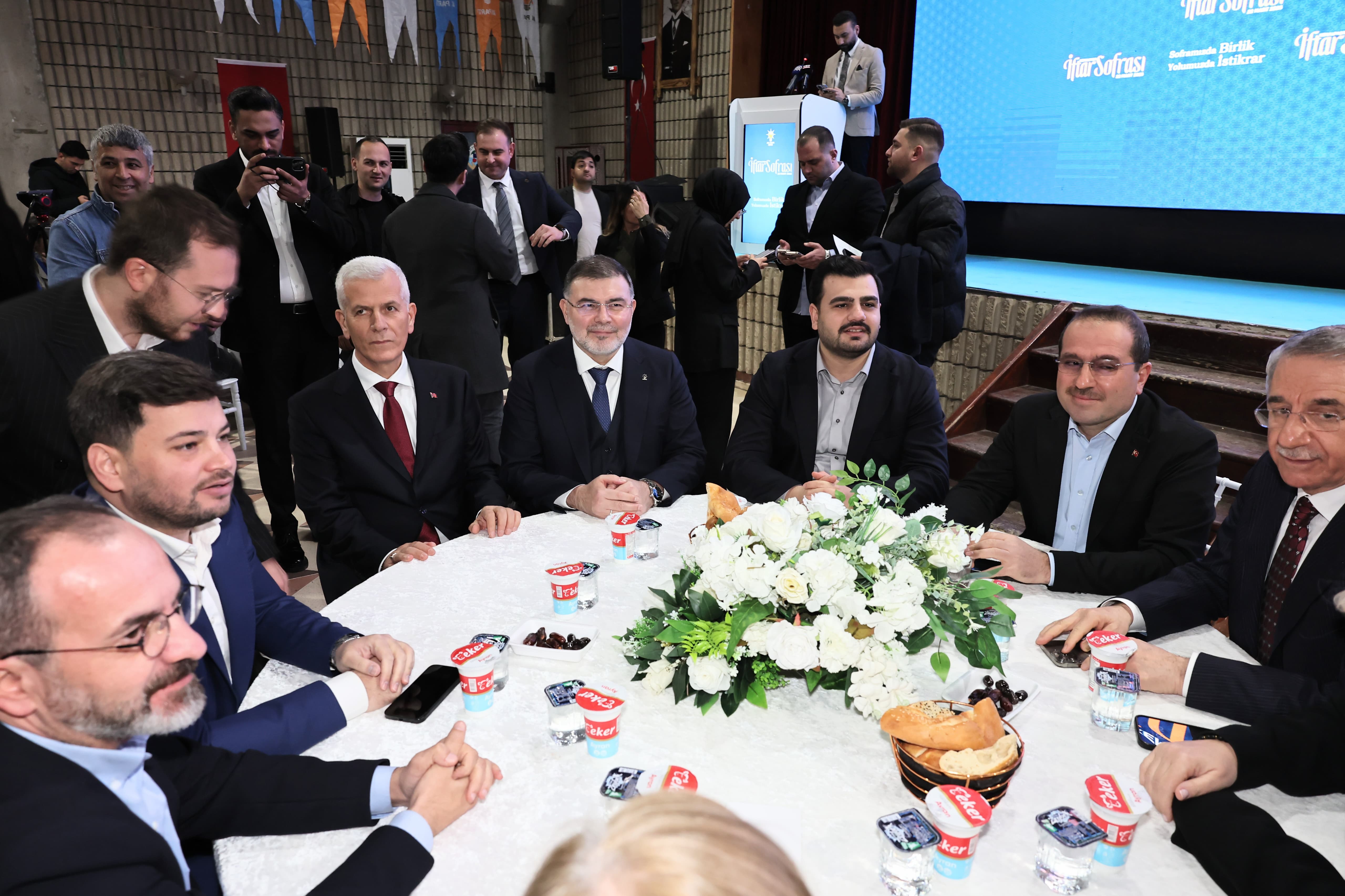 AK Parti İzmir İl Başkanı Bilal Sagyılı; ‘’Türkiye kabuğunu kırdı, izleyici ülke konumundan ‘aktör ve takip edilen ülke konumuna’ geldi’’ ‘’Türkiye, ‘Politika soyguncularının, belediye hortumcularının, kurultay hokkabazlarının’ gündemlerine takılmayacaktı