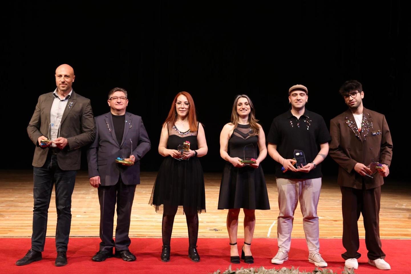 DEÜ'DE TİYATRO COŞKUSU: MUHSİN ERTUĞRUL VE SUAT TAŞER ÖDÜLLERİ SAHİPLERİNİ BULDU