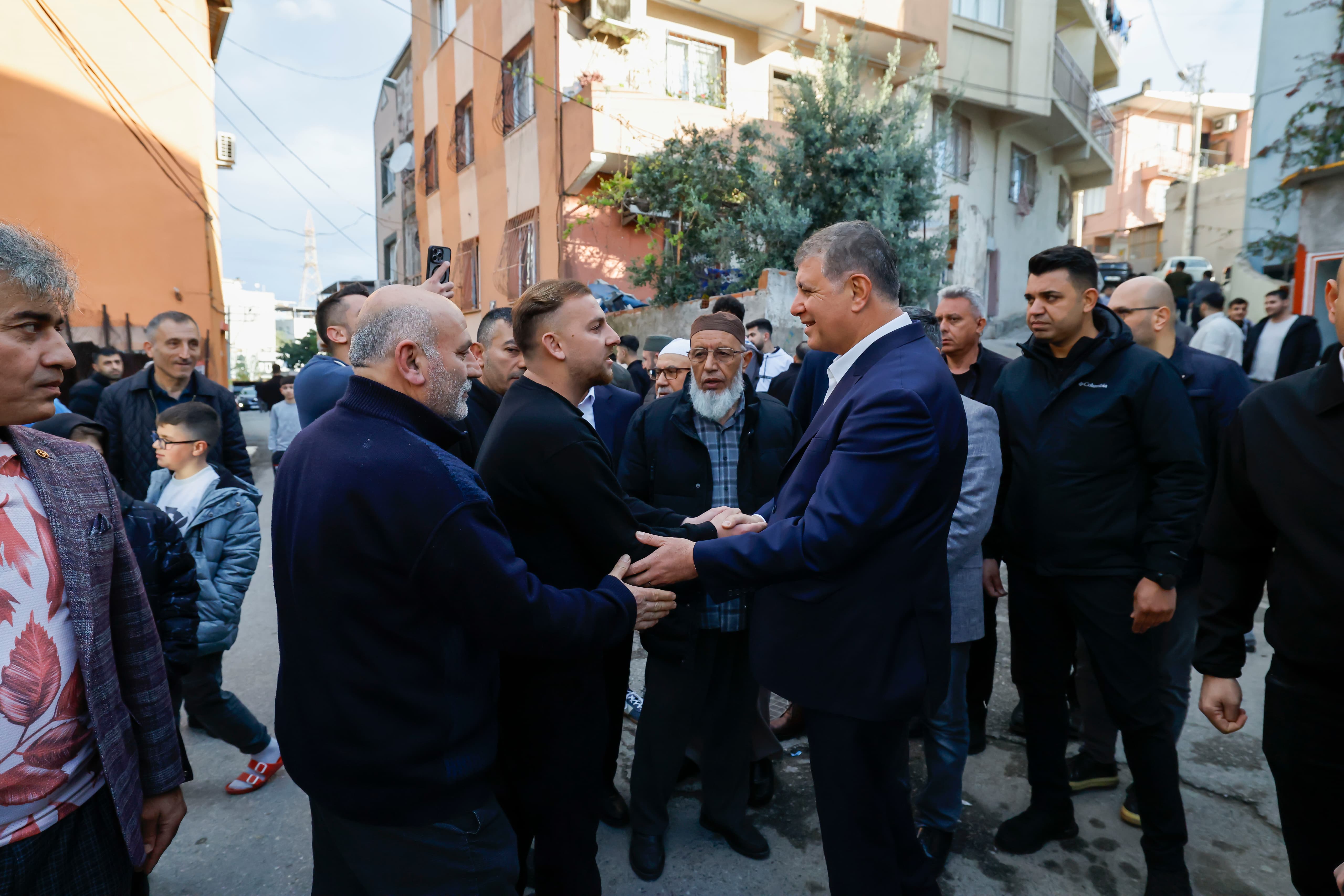 Başkan Tugay, yurttaşlarla bayramlaştı