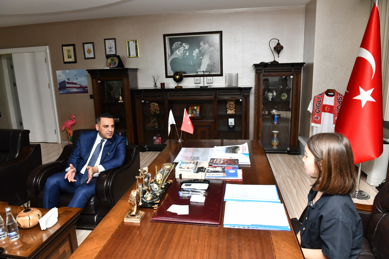 Zeynep Başkan Koltuğa Oturdu, İlk Talimat Eğitim İçin Geldi