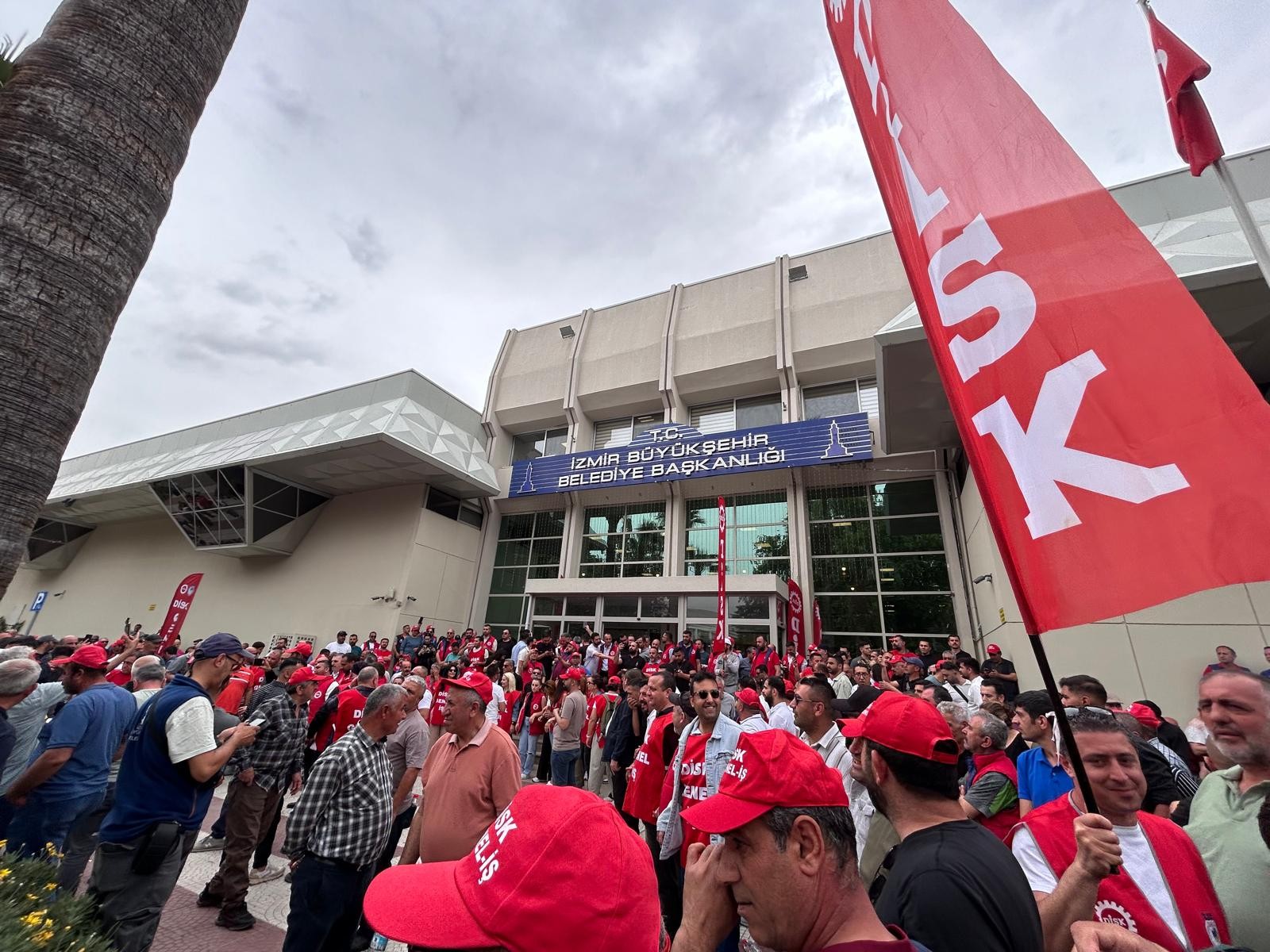 İzmir’de Grev Alarmı: İşçilerden Yarım Gün İş Bırakma ve Grev İlanı