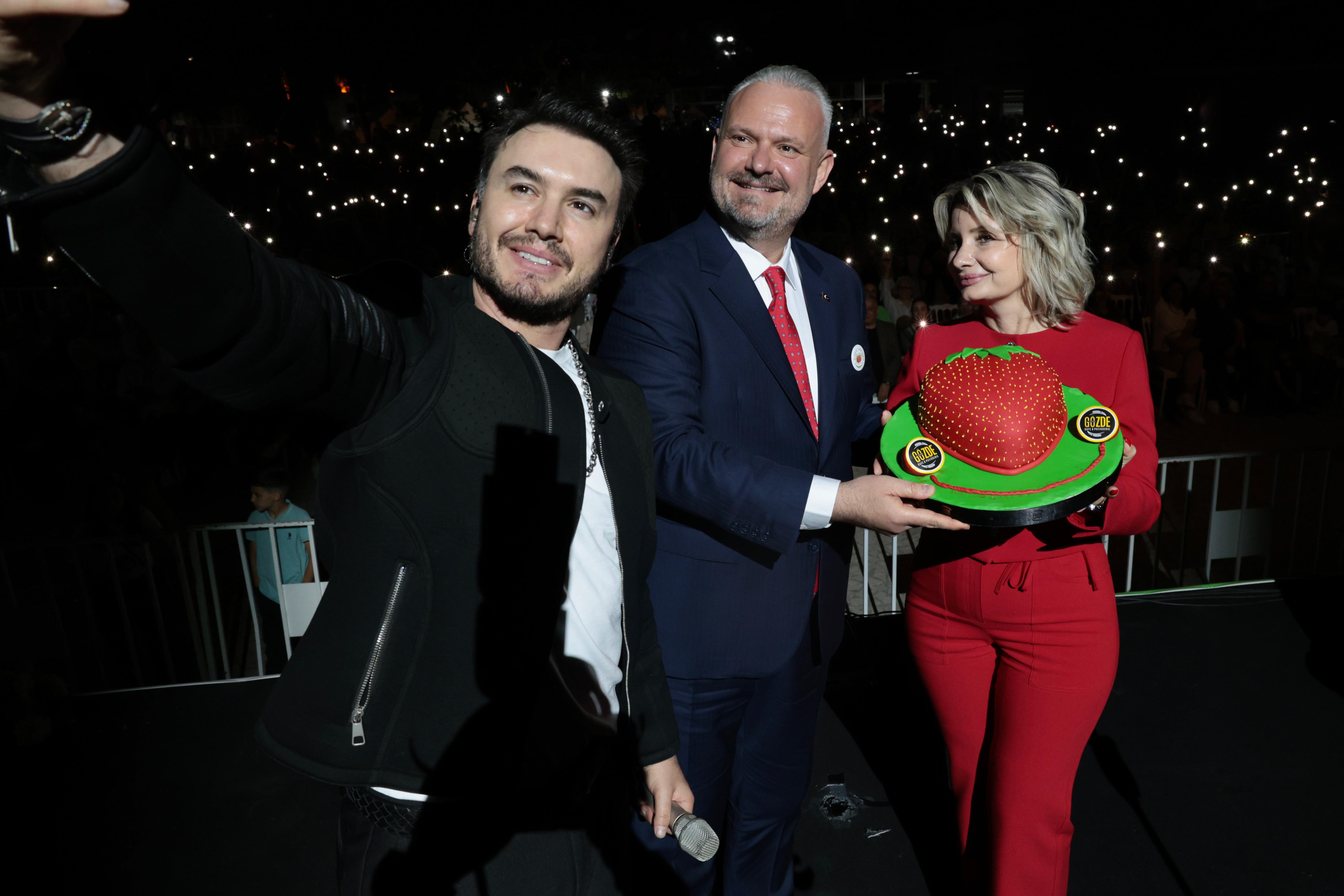 Emiralem Çilek Festivali'ne muhteşem başlangıç