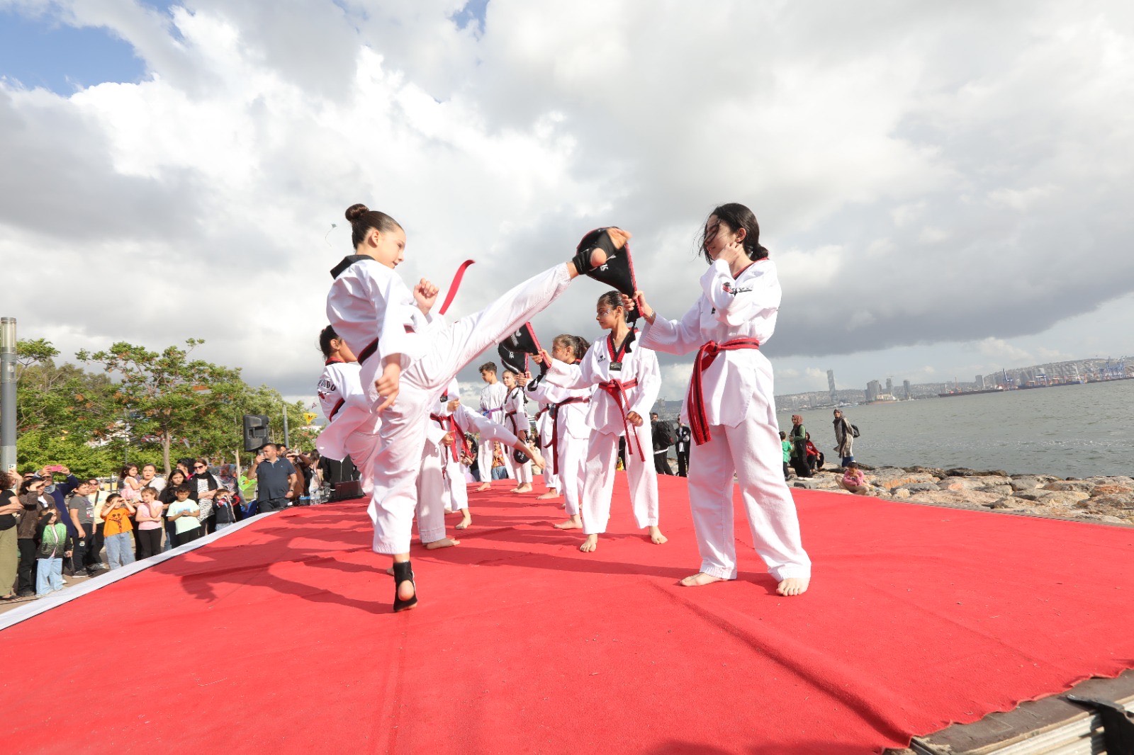 Bayraklı’da gençler Gençlik ve Spor Festivali’nde buluştu