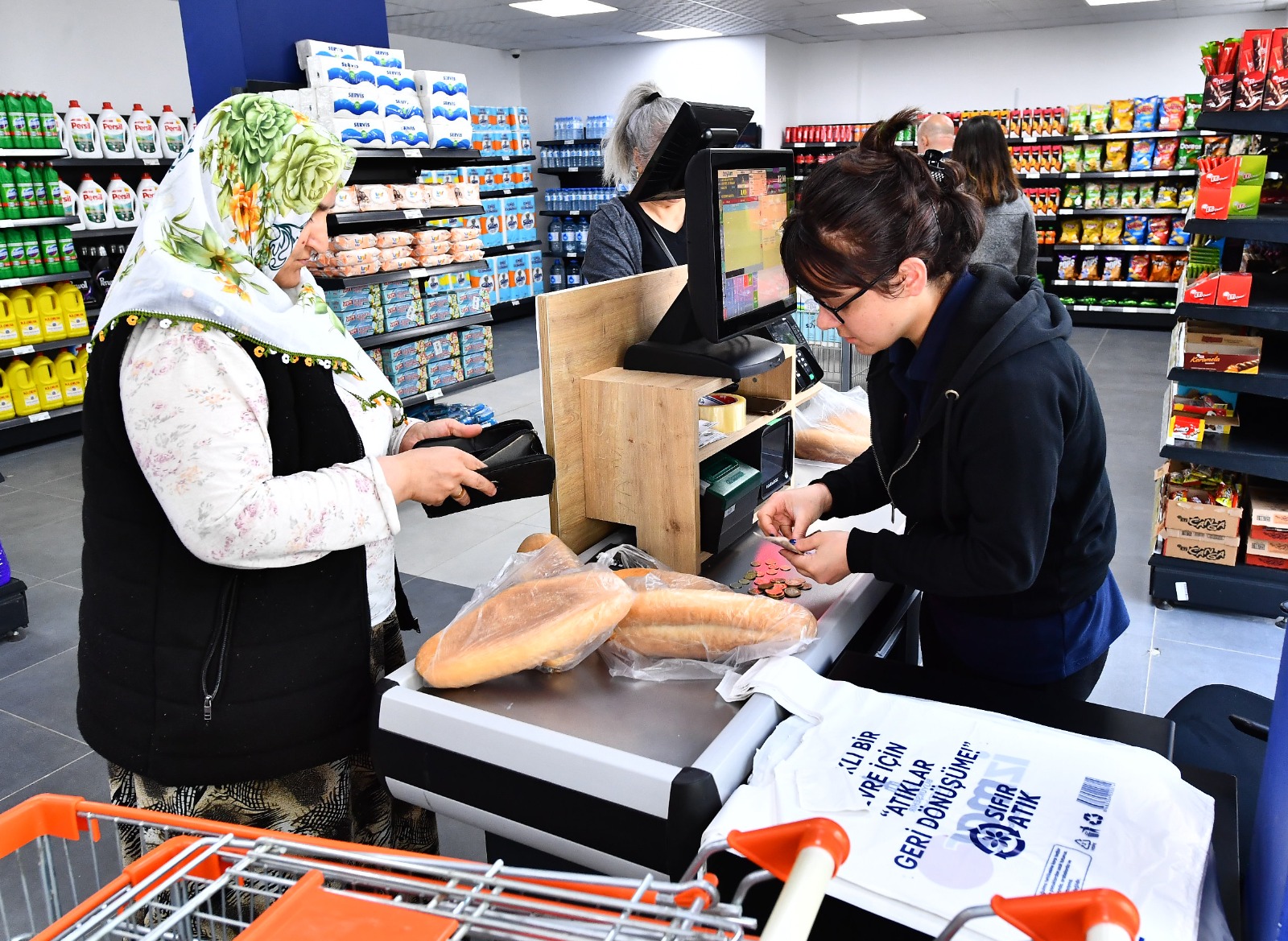 İZMAR, uygun fiyatlarıyla dar gelirliye nefes oldu
