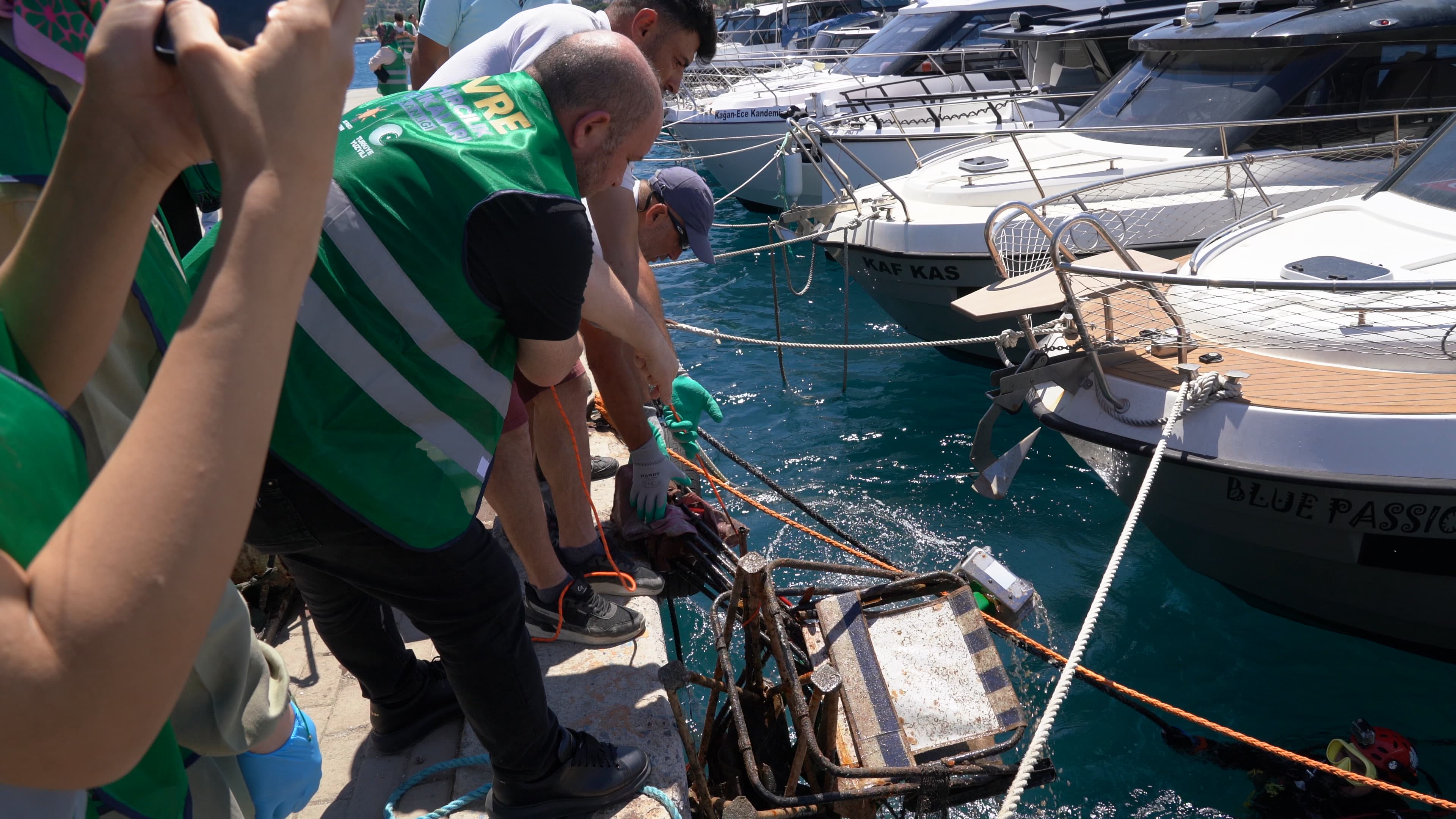 AK Parti İzmir'den Dünya Çevre Günü'nde denizde dip tarama temizliği!