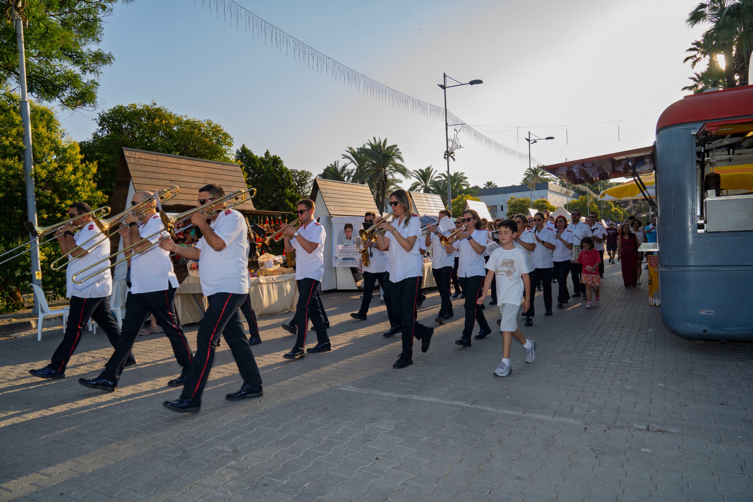 İzmirliler “Yaza Merhaba” dedi