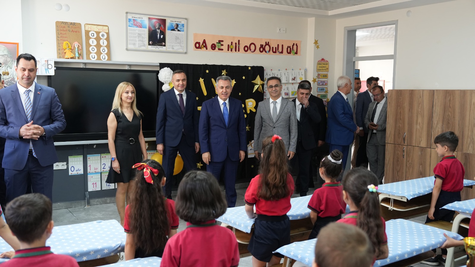 İzmir Valisi Dr. Süleyman Elban, İzmir İl Millî Eğitim Müdürü Dr. Ömer Yahşi, Karne Gününde Öğrencilerle Bir Araya Geldi