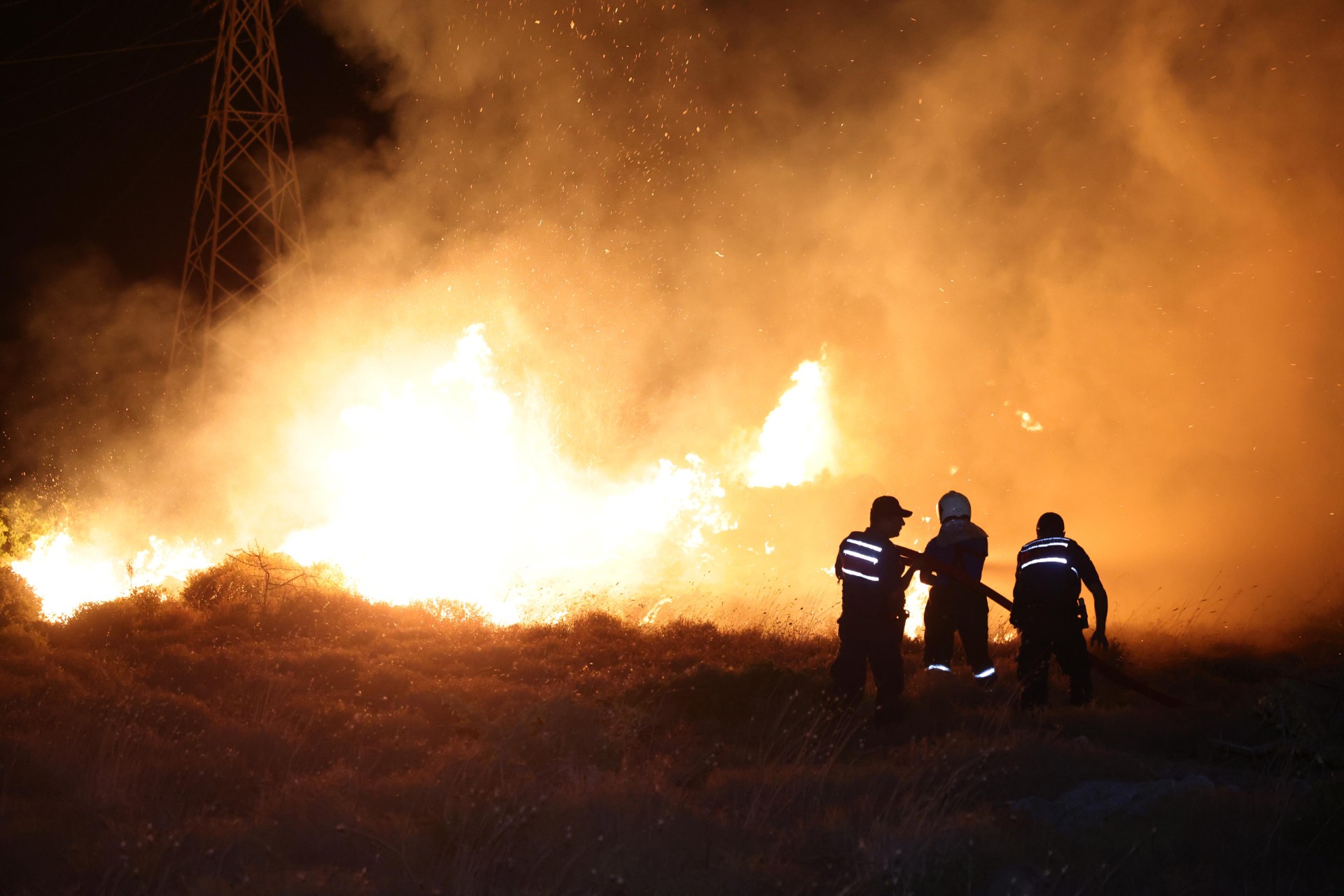 Çeşme’de yangınla mücadele sürüyor!