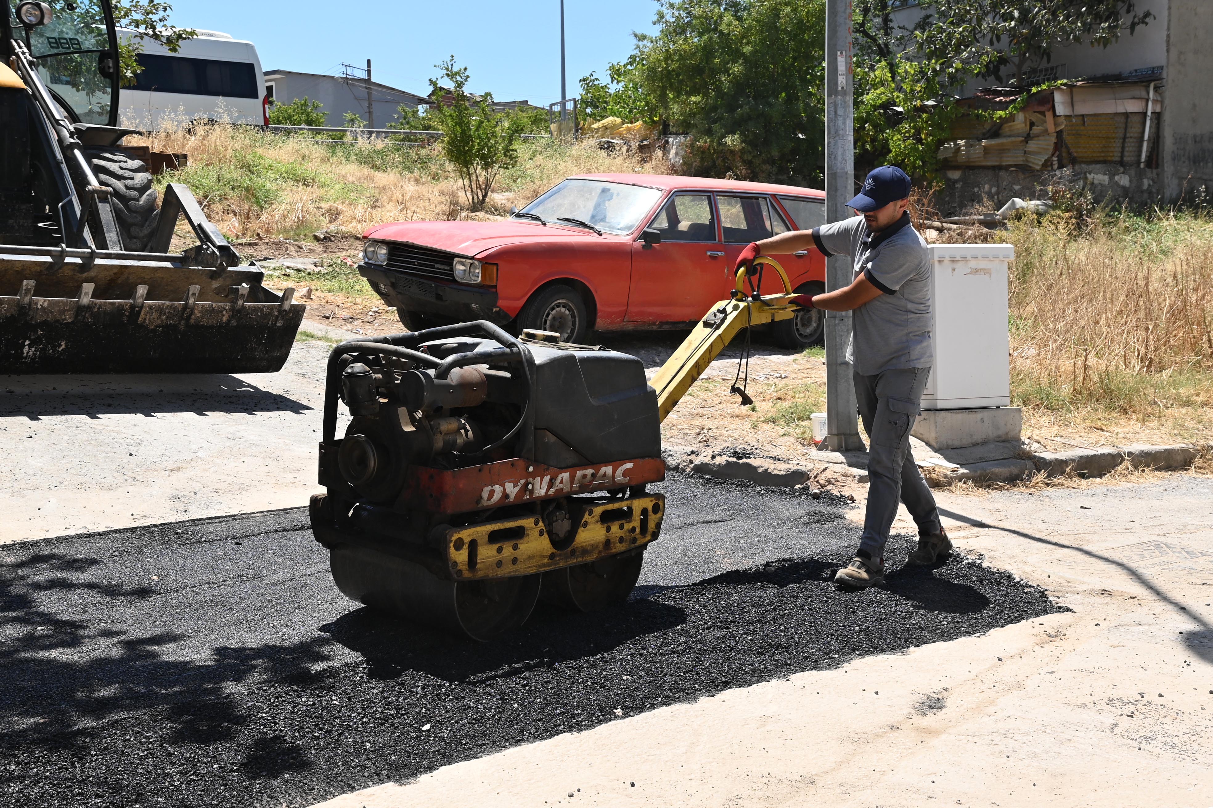 Karabağlar’da Asfaltlama ve Yol Onarım Çalışmaları Aralıksız Sürüyor