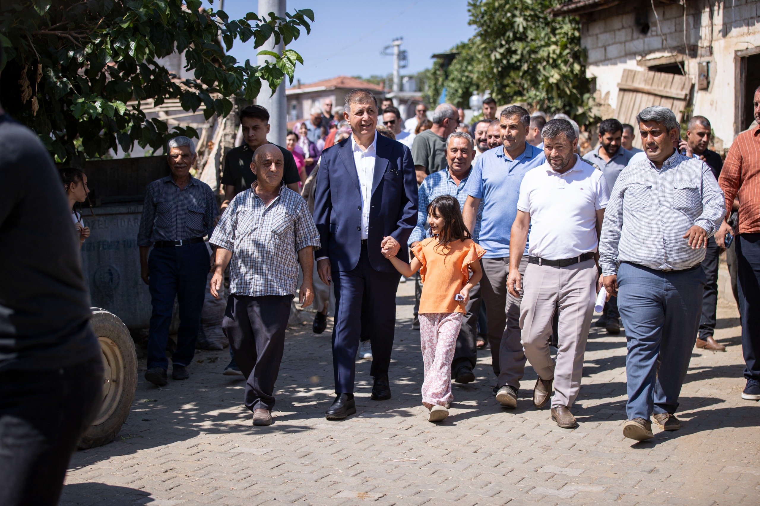 Başkan Tugay yangında zarar gören Köseler’i ziyaret etti