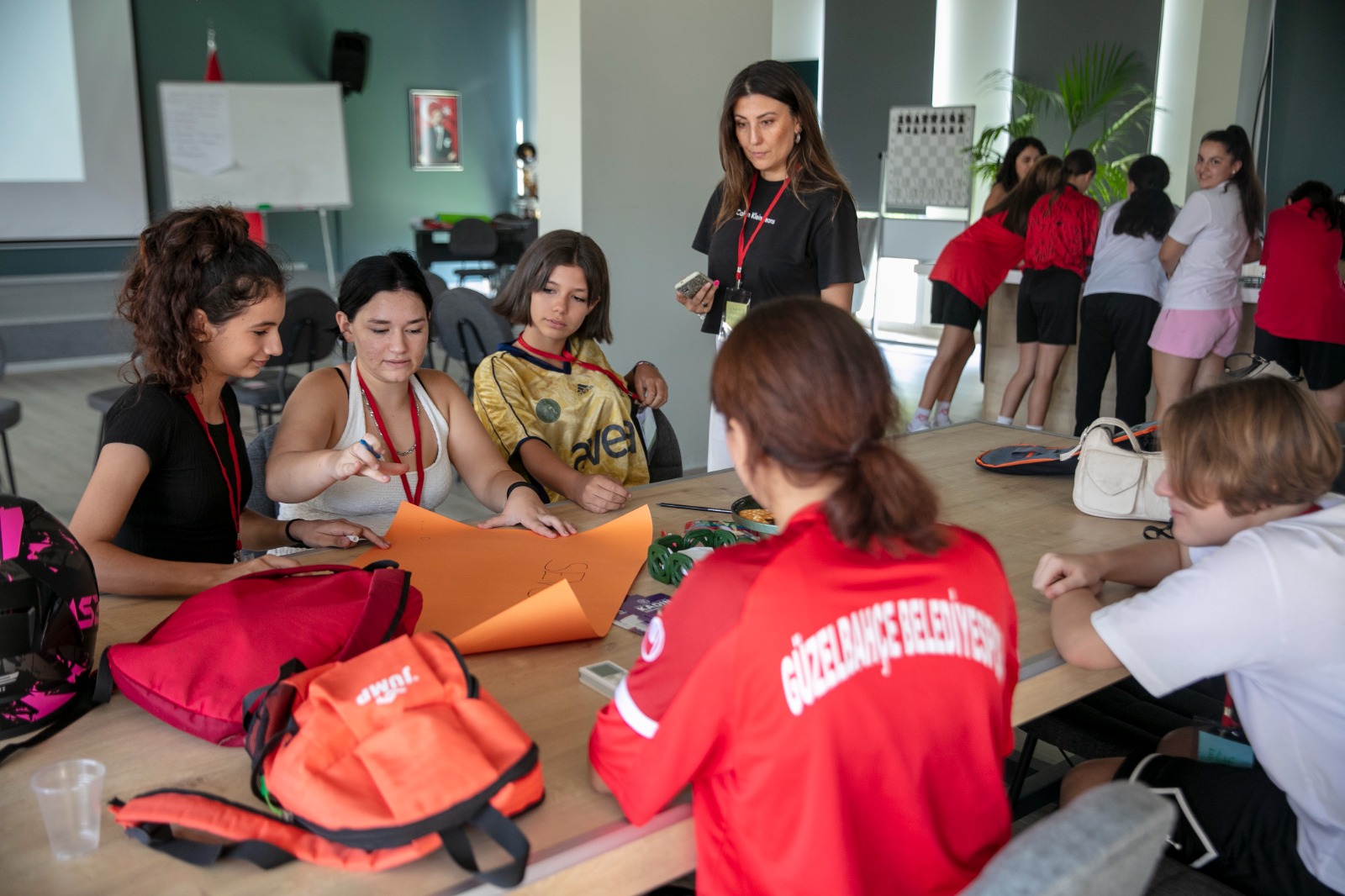 Güzelbahçe ve İBB işbirliğiyle "Güzelbahçe Belediyesi Kız Futbol Takımı'na Biraz Konuşalım mı?" eğitimi